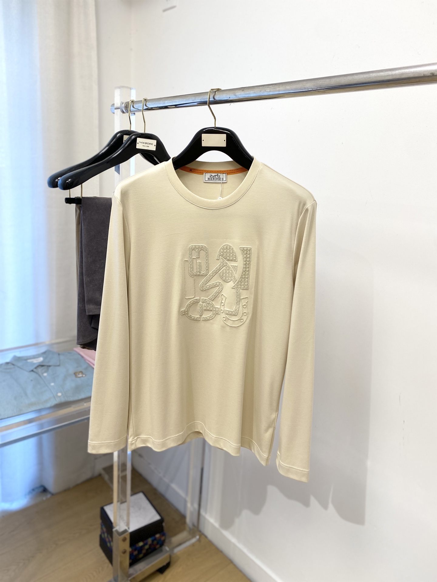 爱马仕、2025最新款长袖，帅气时尚，胸前精致刺绣图案logo，简约百搭款。面料棉 不仅挺括，保持潮流的