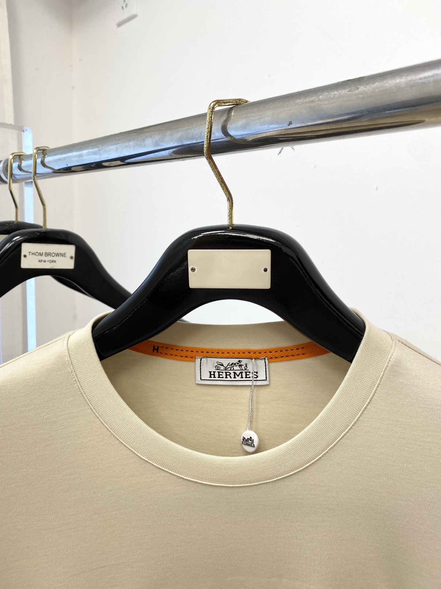 爱马仕、2025最新款长袖，帅气时尚，胸前精致刺绣图案logo，简约百搭款。面料棉 不仅挺括，保持潮流的