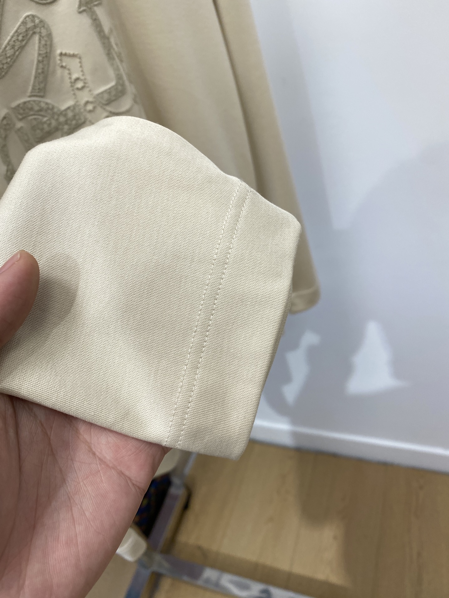 爱马仕、2025最新款长袖，帅气时尚，胸前精致刺绣图案logo，简约百搭款。面料棉 不仅挺括，保持潮流的