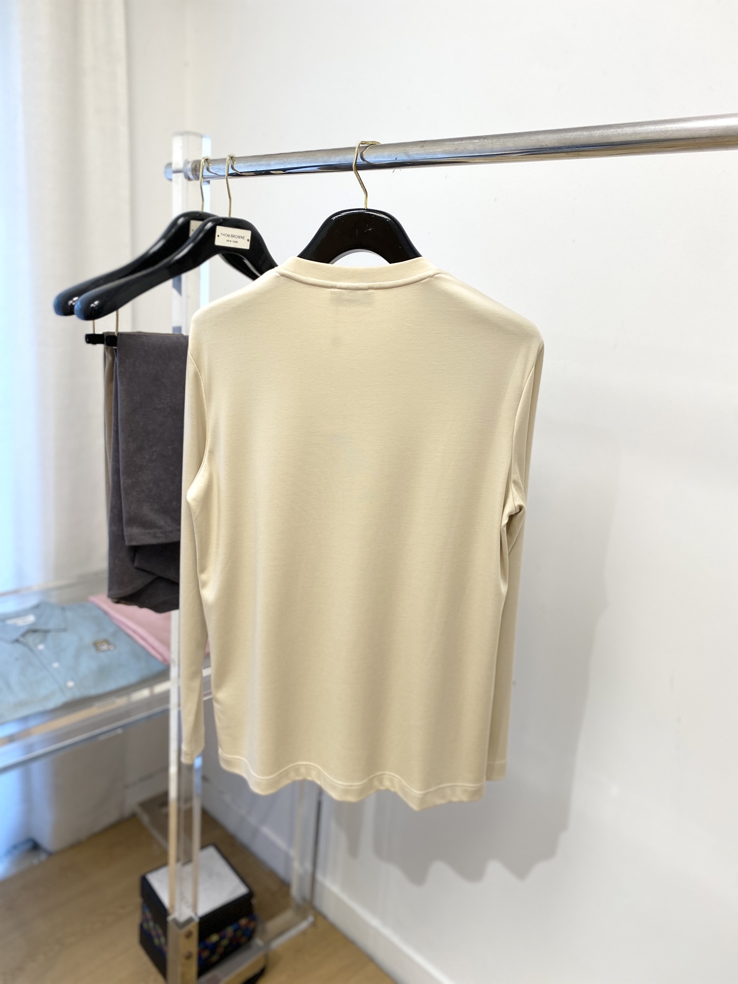 爱马仕、2025最新款长袖，帅气时尚，胸前精致刺绣图案logo，简约百搭款。面料棉 不仅挺括，保持潮流的