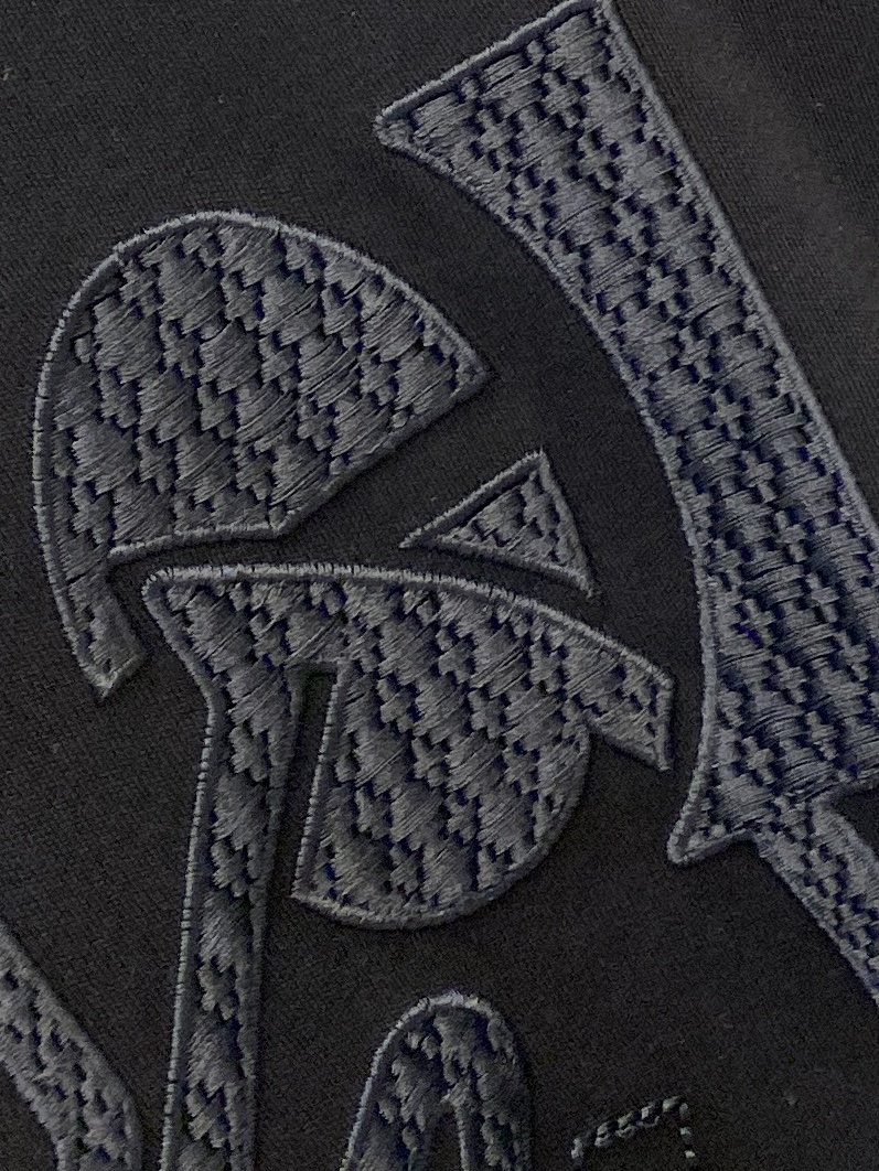 爱马仕、2025最新款长袖，帅气时尚，胸前精致刺绣图案logo，简约百搭款。面料棉 不仅挺括，保持潮流的