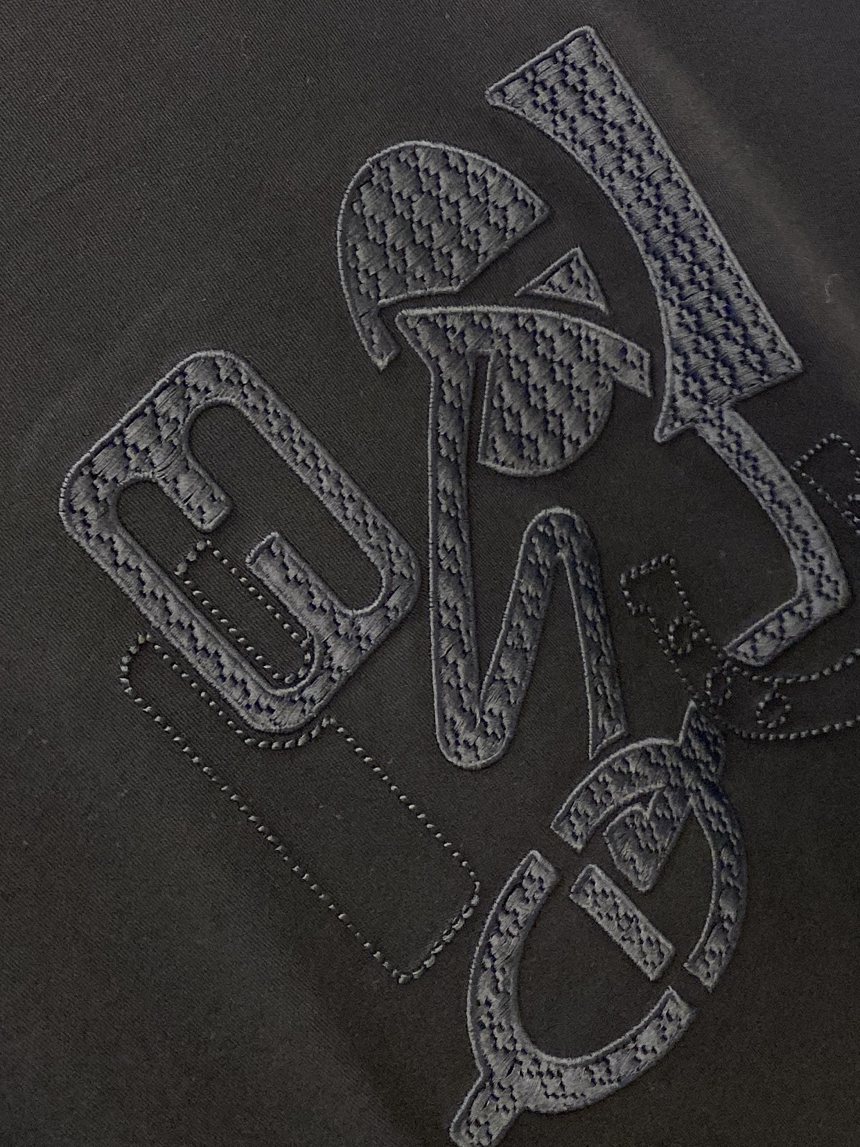 爱马仕、2025最新款长袖，帅气时尚，胸前精致刺绣图案logo，简约百搭款。面料棉 不仅挺括，保持潮流的