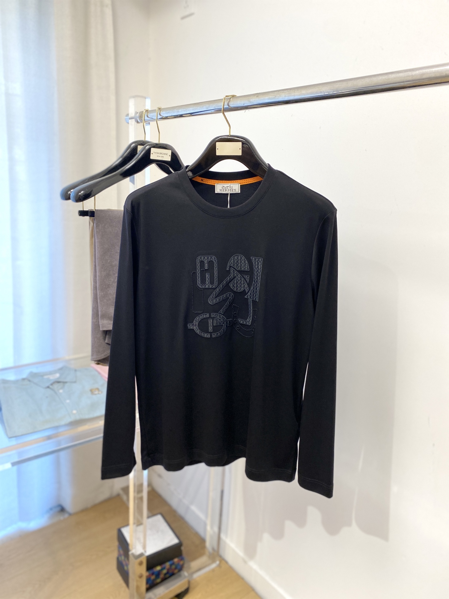 爱马仕、2025最新款长袖，帅气时尚，胸前精致刺绣图案logo，简约百搭款。面料棉 不仅挺括，保持潮流的