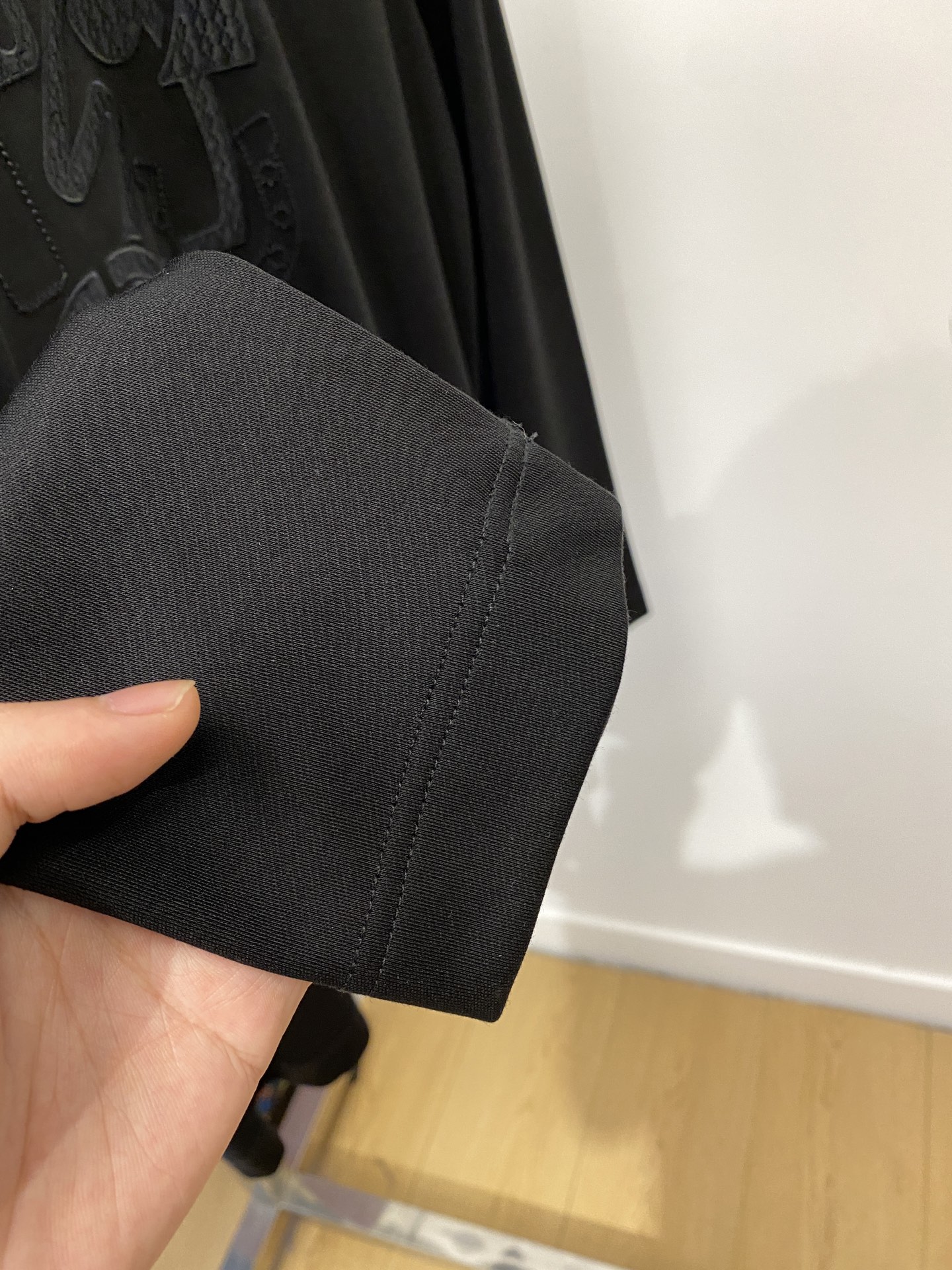 爱马仕、2025最新款长袖，帅气时尚，胸前精致刺绣图案logo，简约百搭款。面料棉 不仅挺括，保持潮流的