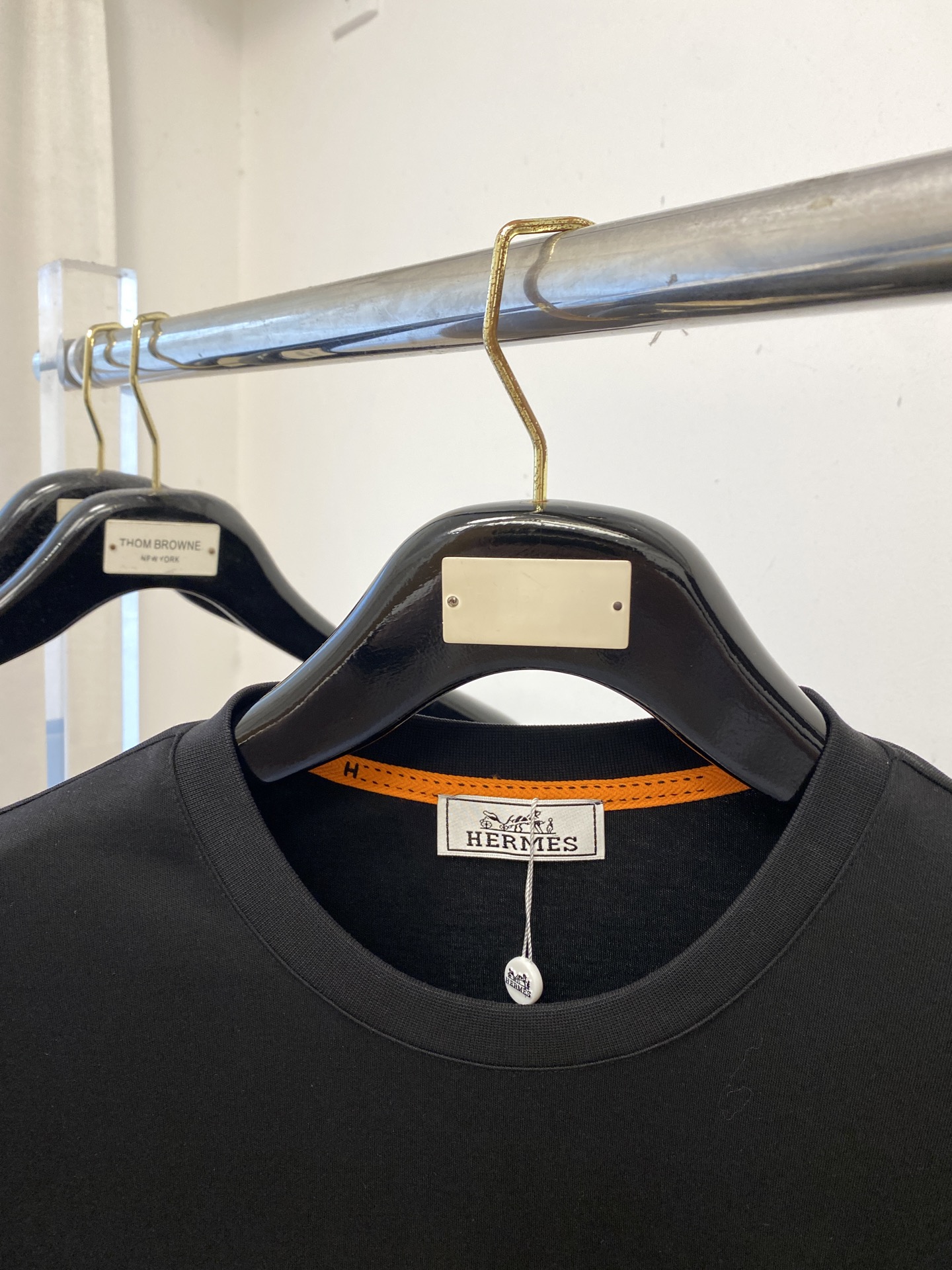 爱马仕、2025最新款长袖，帅气时尚，胸前精致刺绣图案logo，简约百搭款。面料棉 不仅挺括，保持潮流的