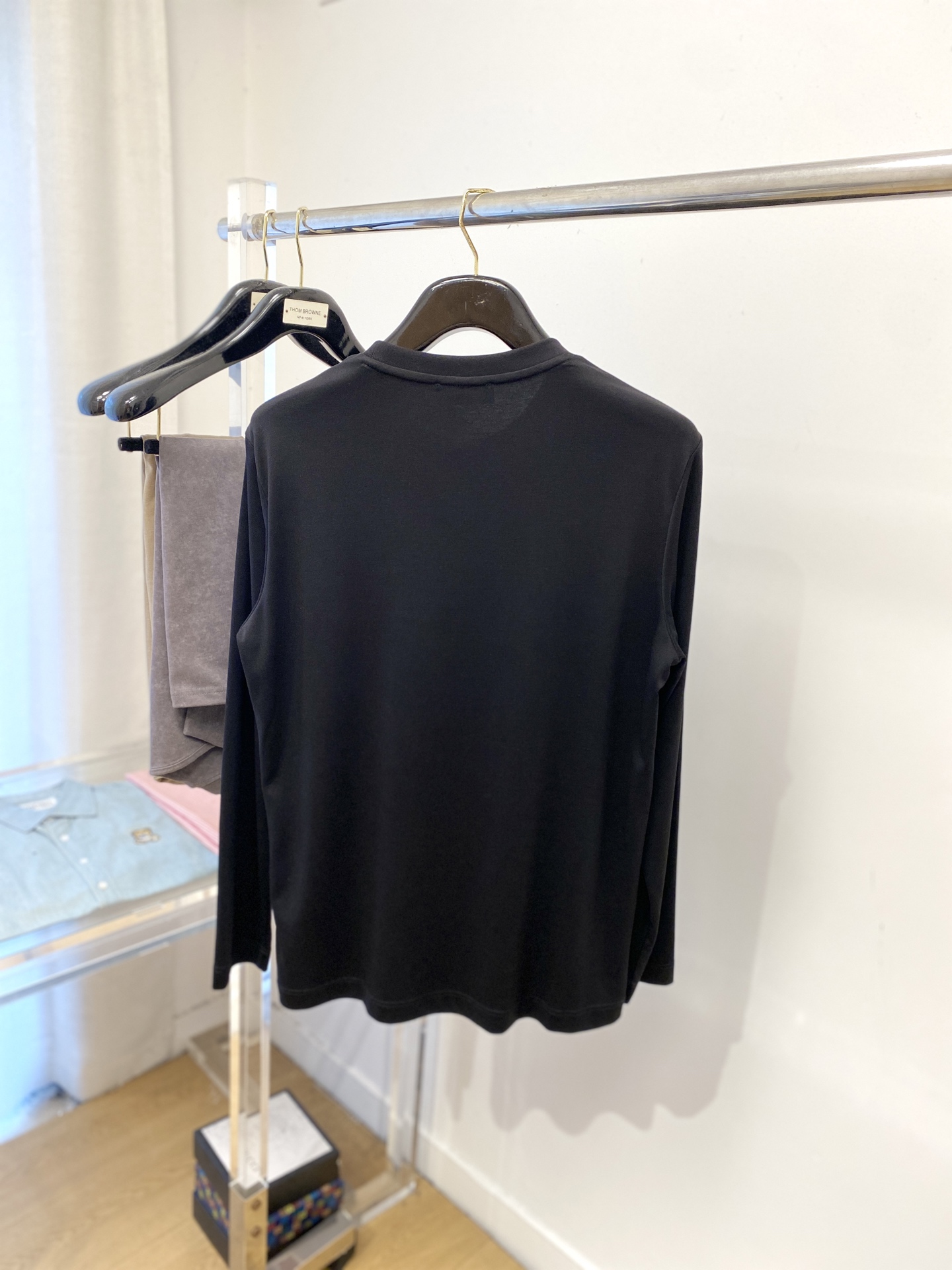 爱马仕、2025最新款长袖，帅气时尚，胸前精致刺绣图案logo，简约百搭款。面料棉 不仅挺括，保持潮流的