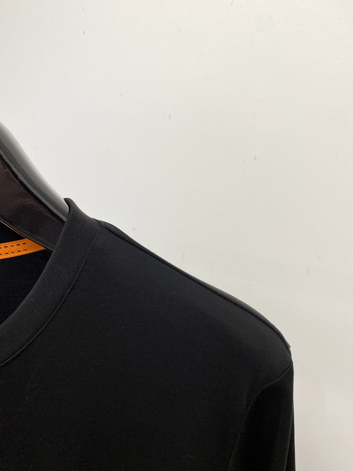 爱马仕、2025最新款长袖，帅气时尚，胸前精致刺绣图案logo，简约百搭款。面料棉 不仅挺括，保持潮流的