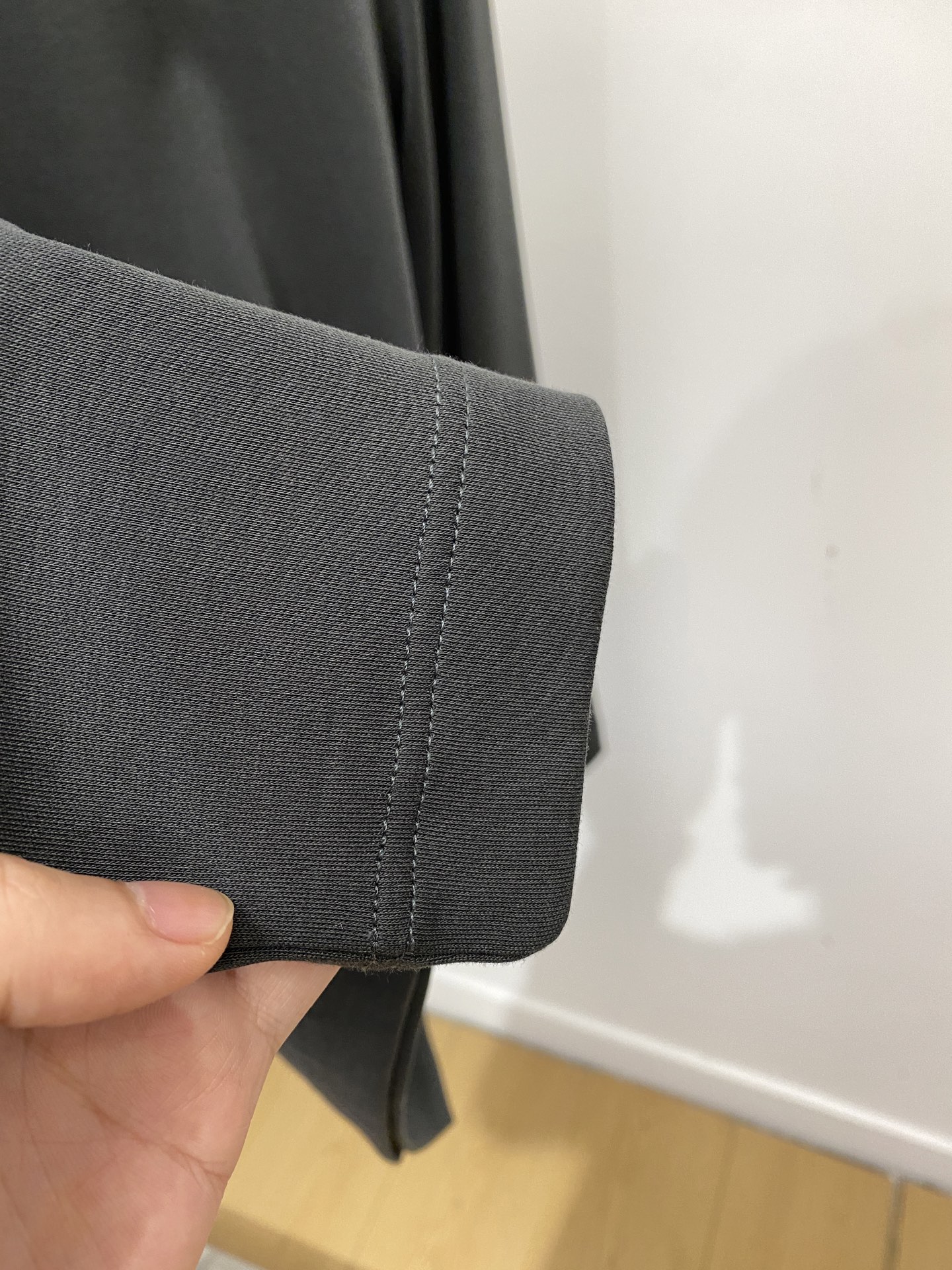 lP🆕、2025最新款长袖，帅气时尚，胸前顶级印胶图案logo，简约百搭款。面料棉 不仅挺括，保持潮流的