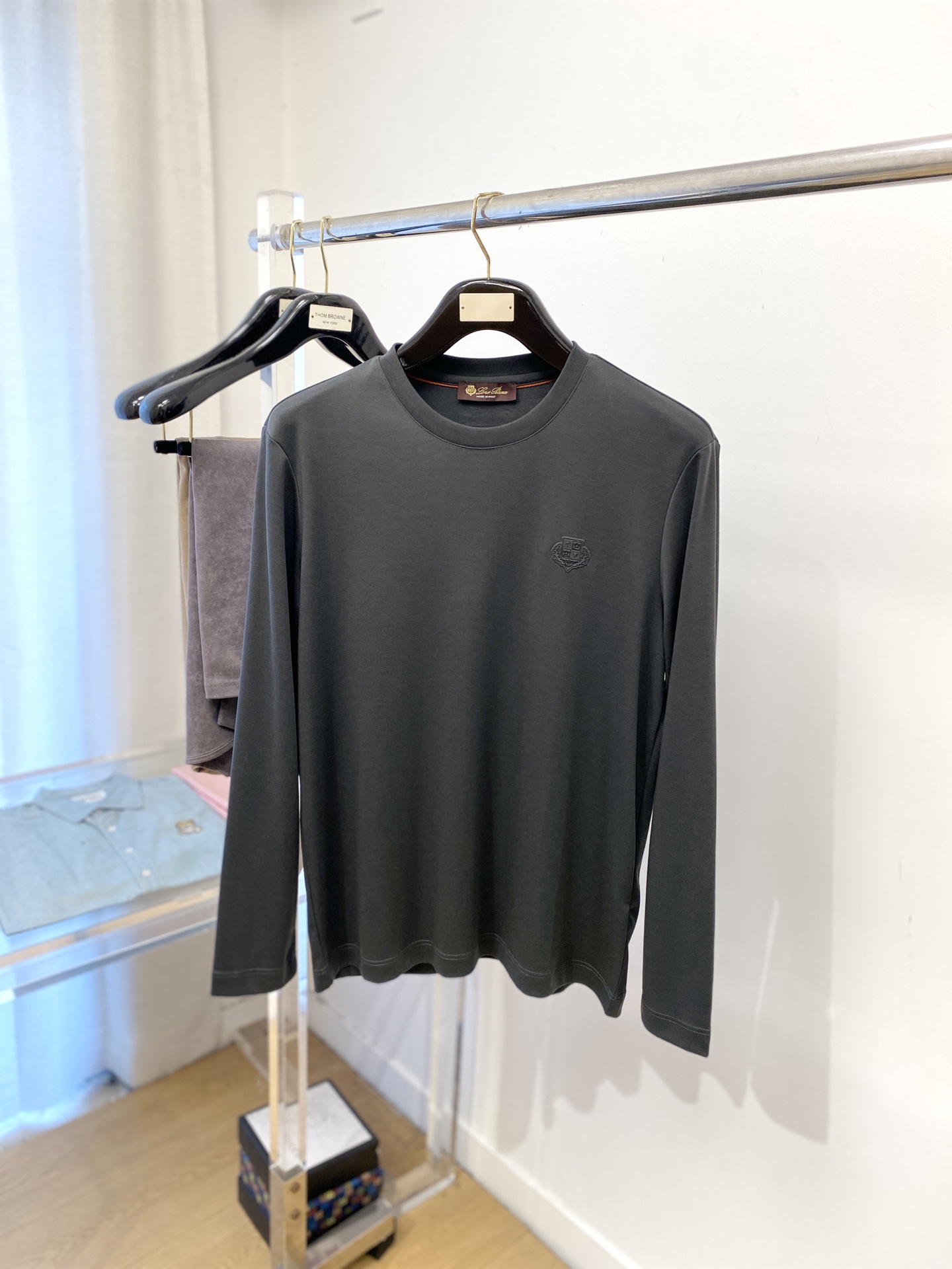 NO:563623,LP, the latest 2025 long-sleeved model, handsome and fashionable, top-notch printed logo on the chest, simple and versatile. The fabric cotton is not only crisp and maintains the trendy silhouette, but also comfortable to wear, and the yarn is more delicate. Size M-4XL, loro piana, alexander wang19860909LP、2025最新款长袖,帅气时尚,胸前顶级印胶图案logo,简约百搭款.面料棉 不仅挺括,保持潮流的廓形,又穿着舒适,纱织更细腻,码数M-4XL,,loro piana,alexander wang,Men's clothing