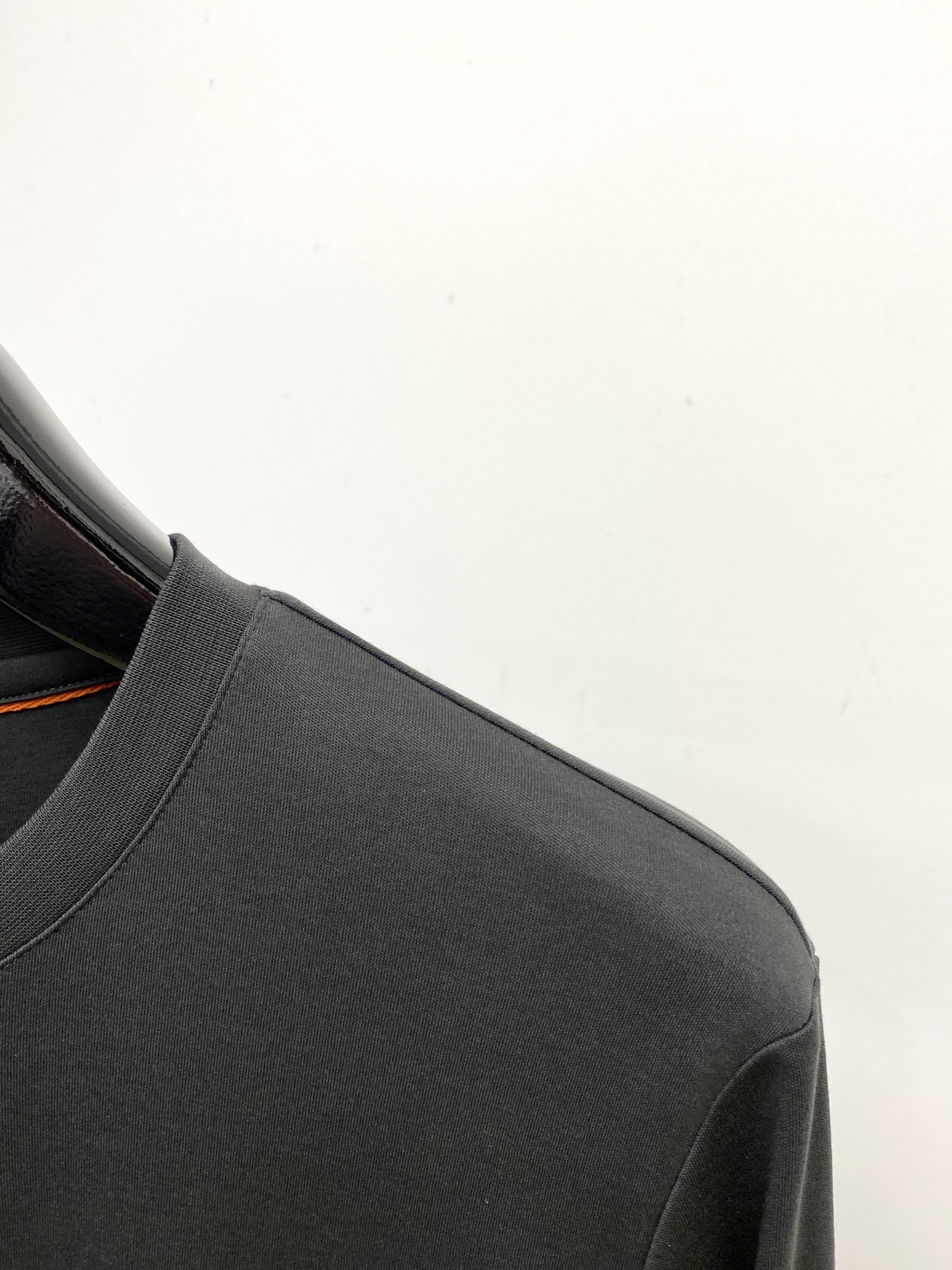 lP🆕、2025最新款长袖，帅气时尚，胸前顶级印胶图案logo，简约百搭款。面料棉 不仅挺括，保持潮流的