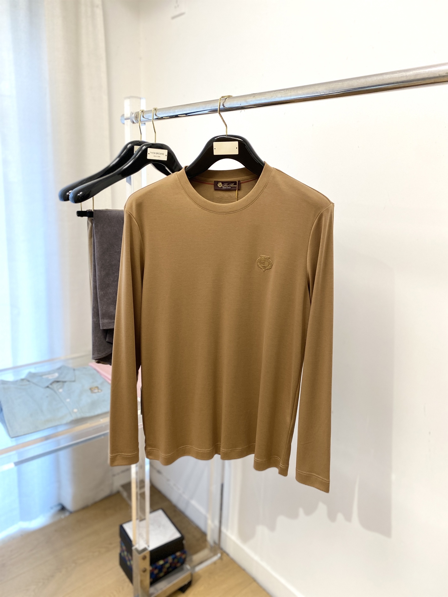 lP🆕、2025最新款长袖，帅气时尚，胸前顶级印胶图案logo，简约百搭款。面料棉 不仅挺括，保持潮流的