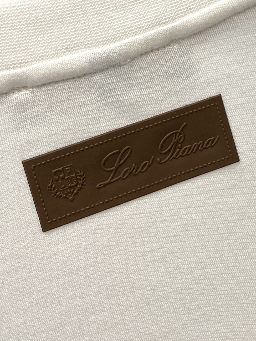 lP🆕、2025最新款长袖，帅气时尚，胸前顶级印胶图案logo，简约百搭款。面料棉 不仅挺括，保持潮流的