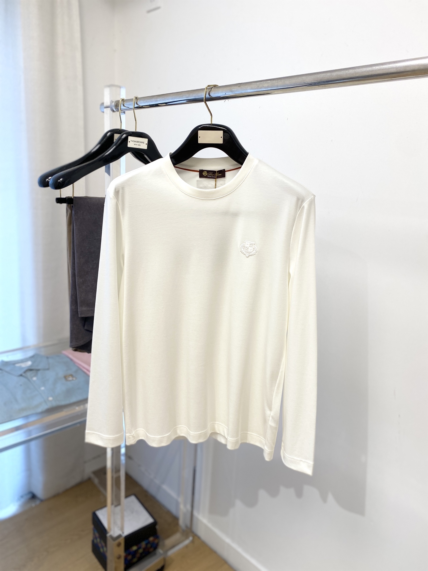 lP🆕、2025最新款长袖，帅气时尚，胸前顶级印胶图案logo，简约百搭款。面料棉 不仅挺括，保持潮流的