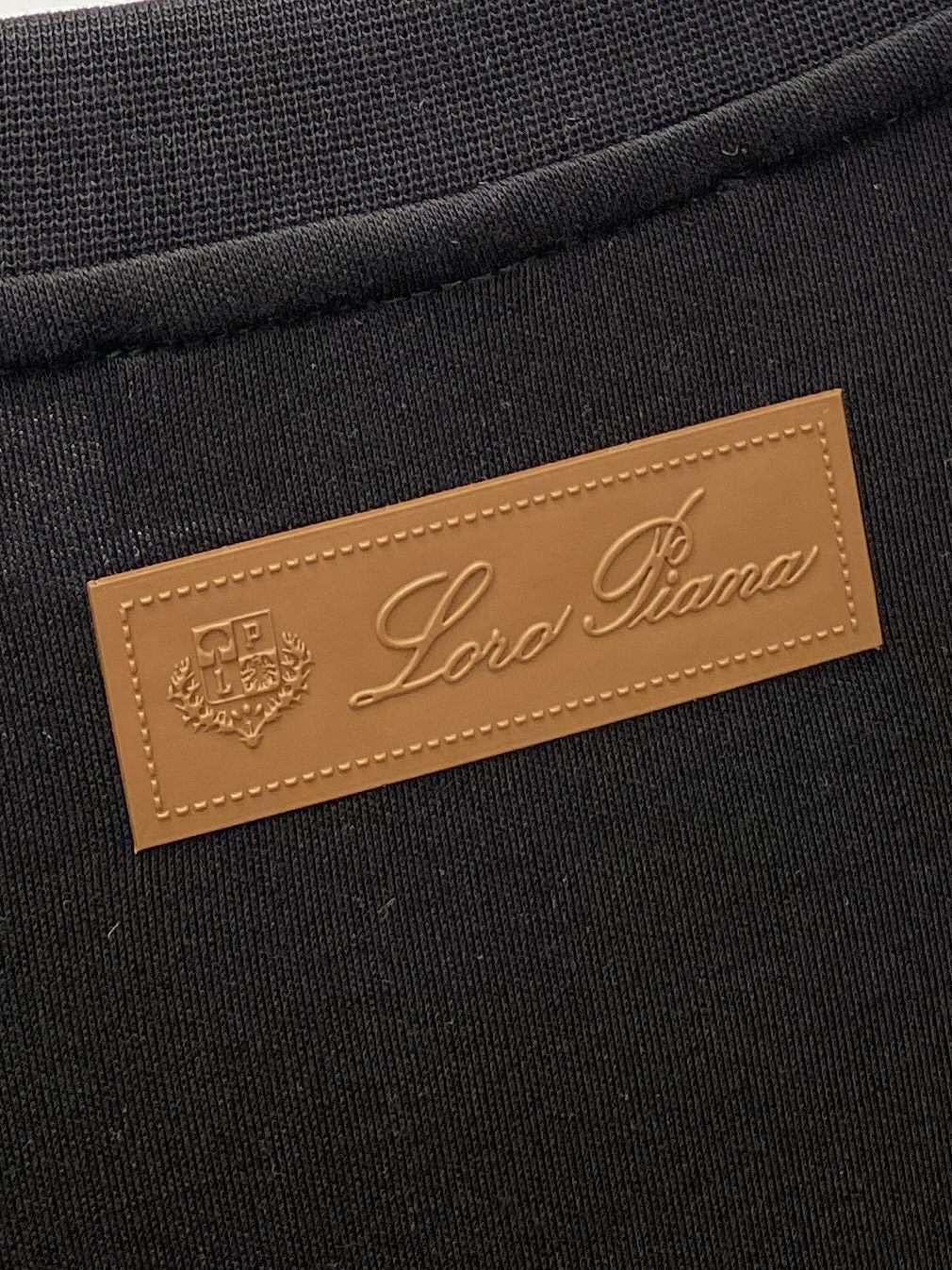 lP🆕、2025最新款长袖，帅气时尚，胸前顶级印胶图案logo，简约百搭款。面料棉 不仅挺括，保持潮流的