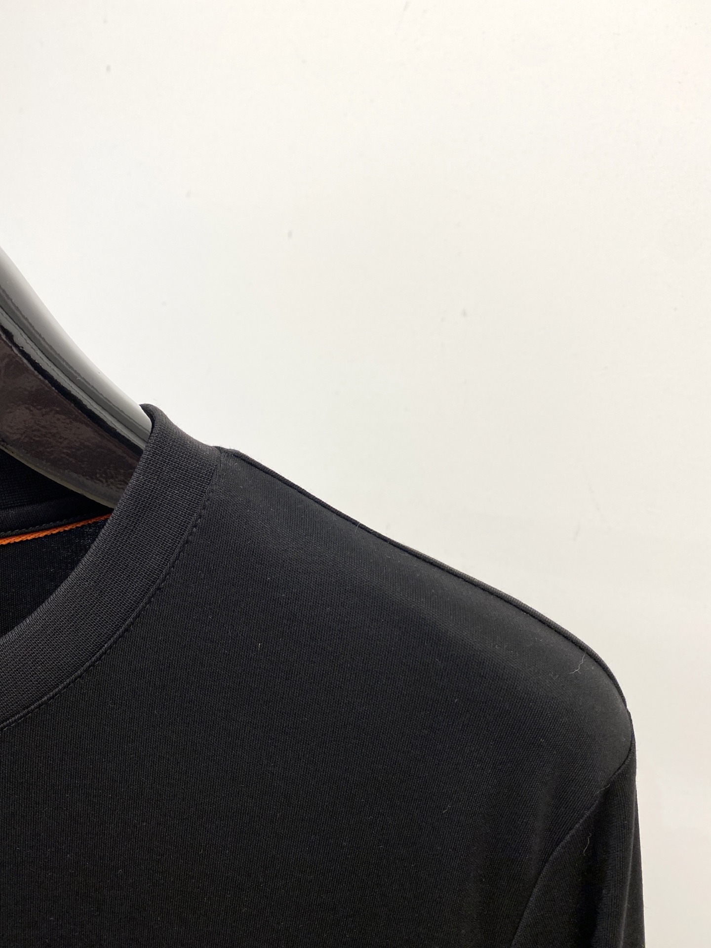 lP🆕、2025最新款长袖，帅气时尚，胸前顶级印胶图案logo，简约百搭款。面料棉 不仅挺括，保持潮流的