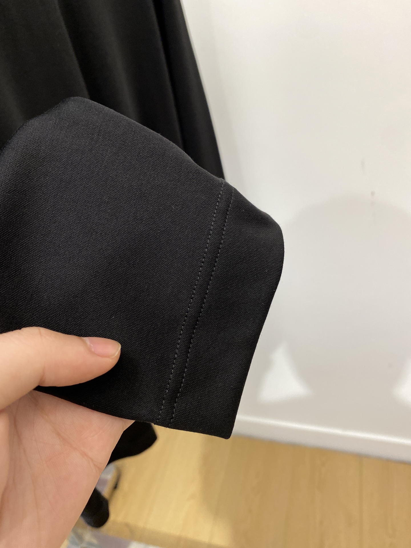 lP🆕、2025最新款长袖，帅气时尚，胸前顶级印胶图案logo，简约百搭款。面料棉 不仅挺括，保持潮流的