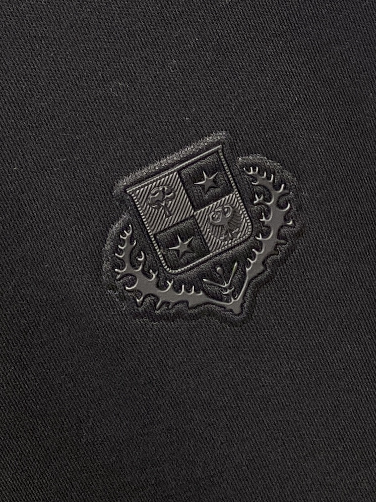 lP🆕、2025最新款长袖，帅气时尚，胸前顶级印胶图案logo，简约百搭款。面料棉 不仅挺括，保持潮流的