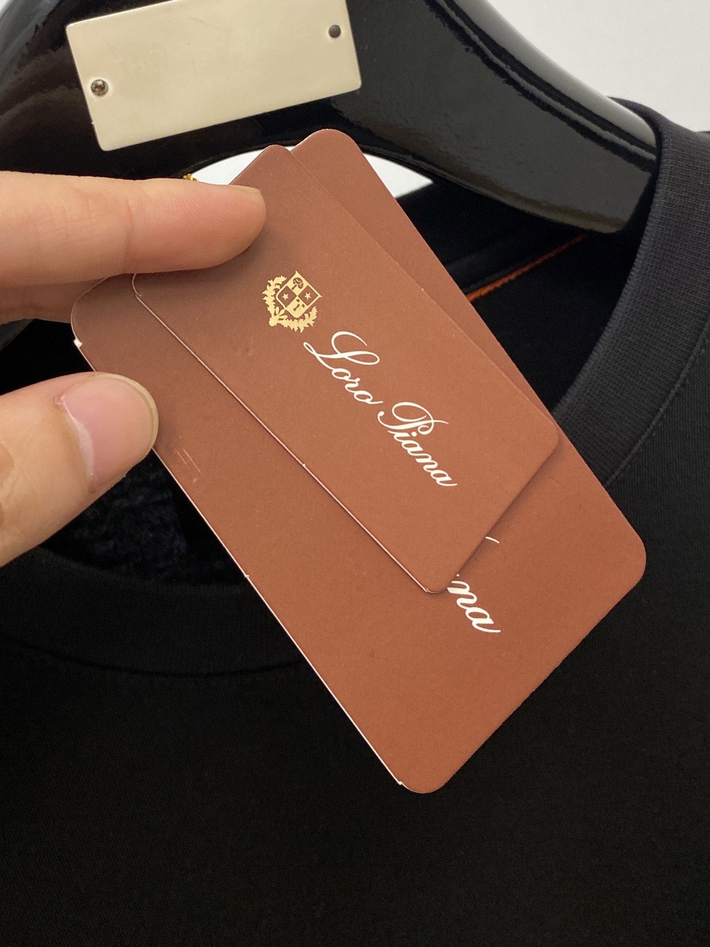 lP🆕、2025最新款长袖，帅气时尚，胸前顶级印胶图案logo，简约百搭款。面料棉 不仅挺括，保持潮流的