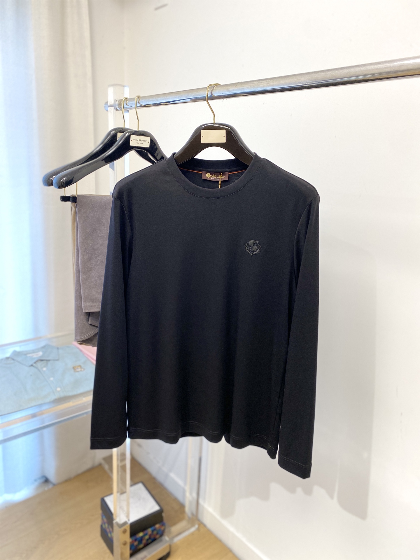 lP🆕、2025最新款长袖，帅气时尚，胸前顶级印胶图案logo，简约百搭款。面料棉 不仅挺括，保持潮流的