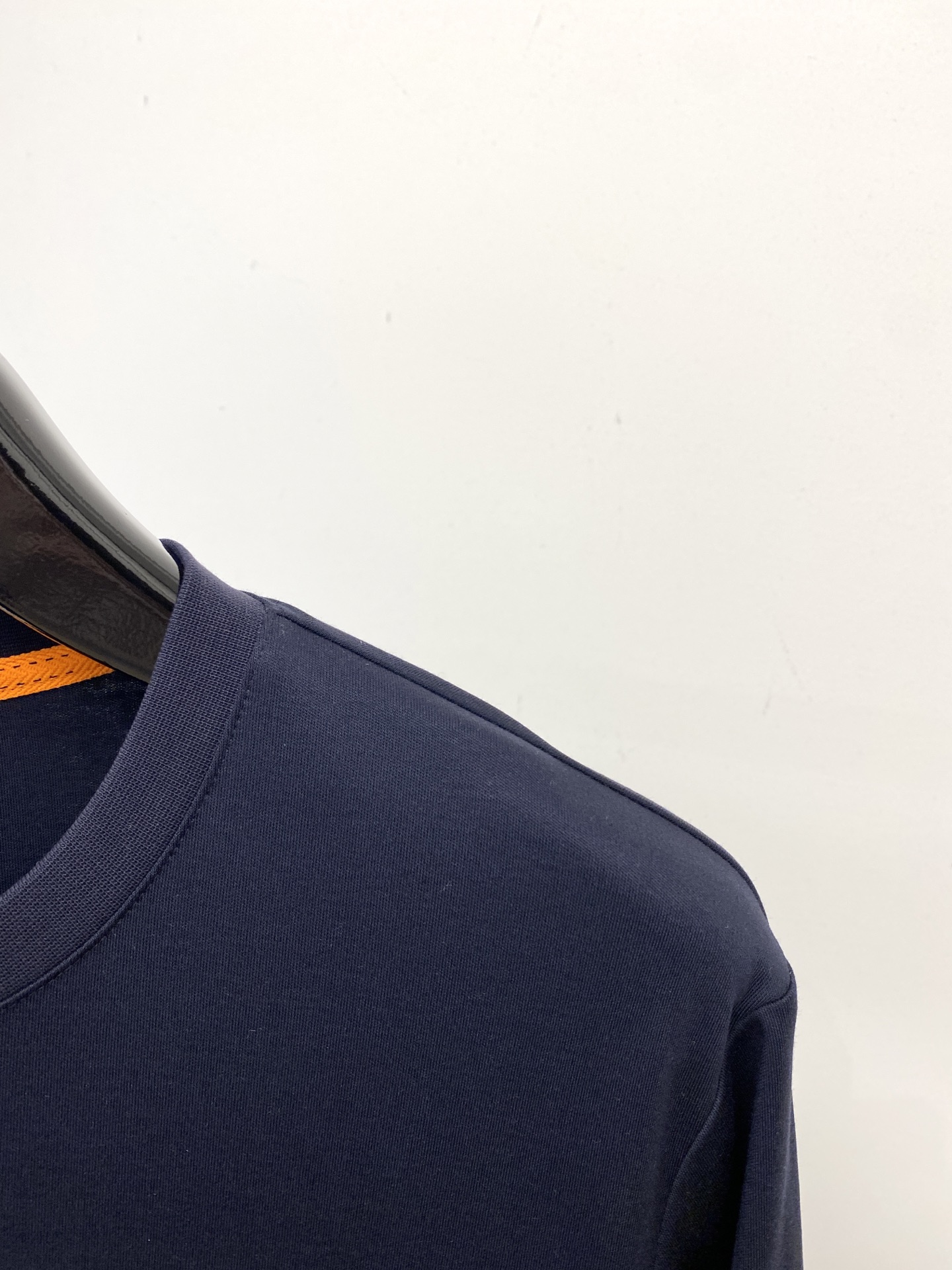 爱马仕、2025最新款长袖，帅气时尚，胸前顶级定织图案logo，简约百搭款。面料棉 不仅挺括，保持潮流的