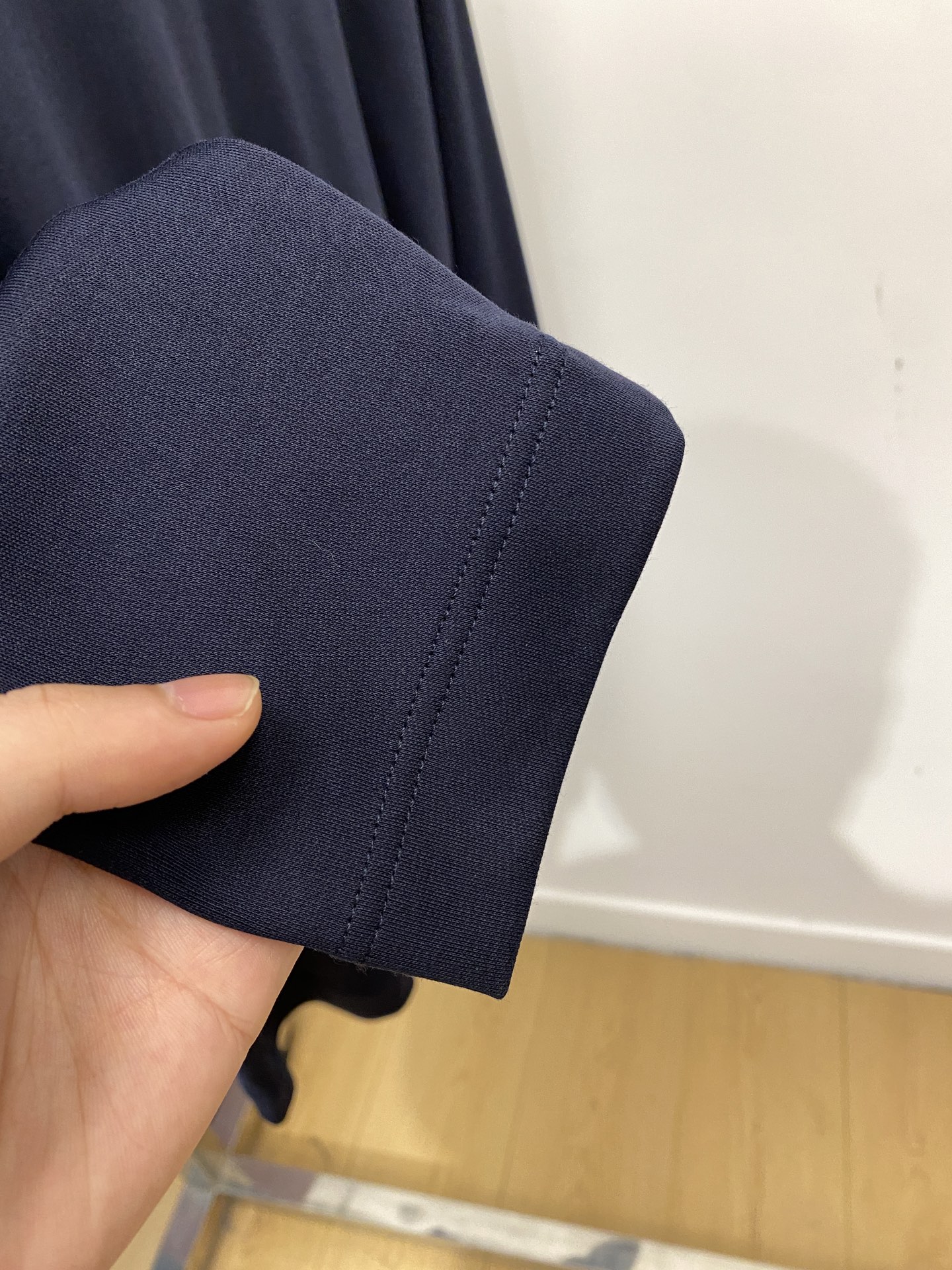 爱马仕、2025最新款长袖，帅气时尚，胸前顶级定织图案logo，简约百搭款。面料棉 不仅挺括，保持潮流的