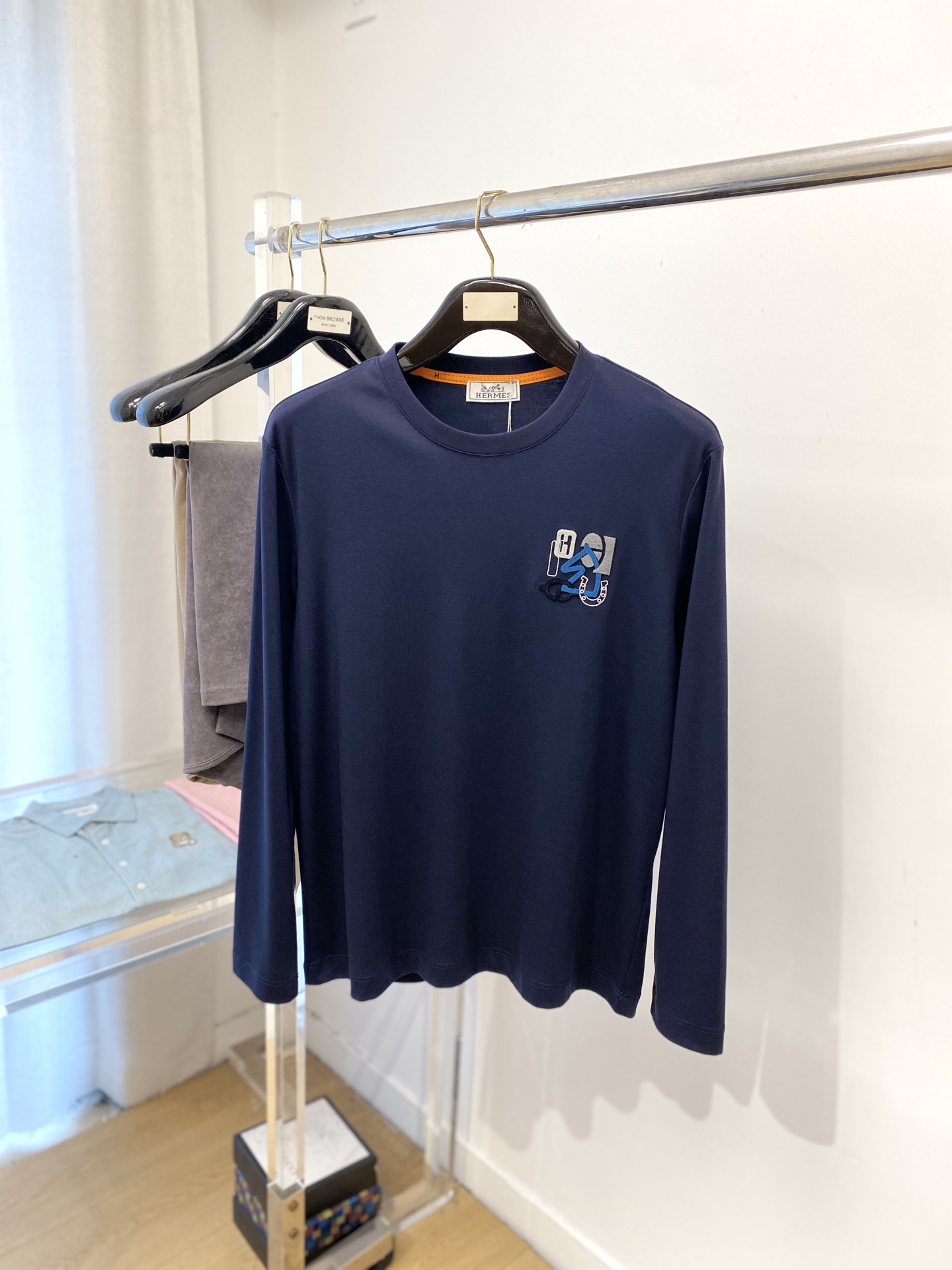 NO:563615,Hermes, 2025 latest long-sleeved model, handsome and fashionable, top-notch custom-woven pattern logo on the chest, simple and versatile. The fabric cotton is not only crisp and maintains the trendy silhouette, but also comfortable to wear, and the yarn is more delicate. The size is M-4XL,, hermes, alexander wang19860909爱马仕、2025最新款长袖,帅气时尚,胸前顶级定织图案logo,简约百搭款.面料棉 不仅挺括,保持潮流的廓形,又穿着舒适,纱织更细腻,码数M-4XL,,hermes,alexander wang,Men's clothing