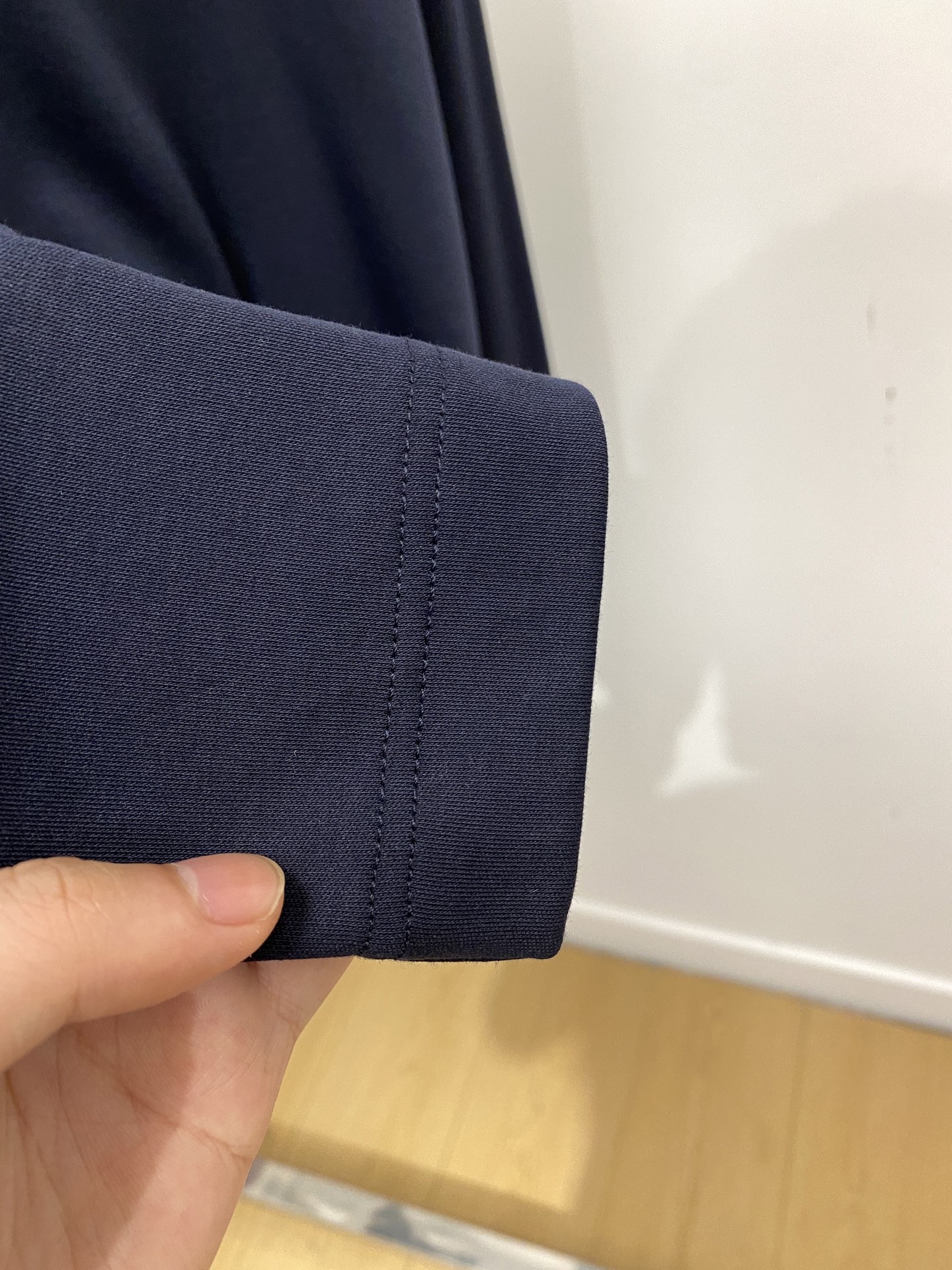 爱马仕、2025最新款长袖，帅气时尚，胸前顶级定织图案logo，简约百搭款。面料棉 不仅挺括，保持潮流的