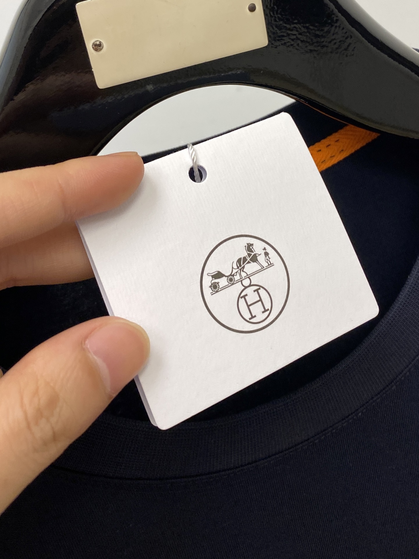 爱马仕、2025最新款长袖，帅气时尚，胸前顶级定织图案logo，简约百搭款。面料棉 不仅挺括，保持潮流的