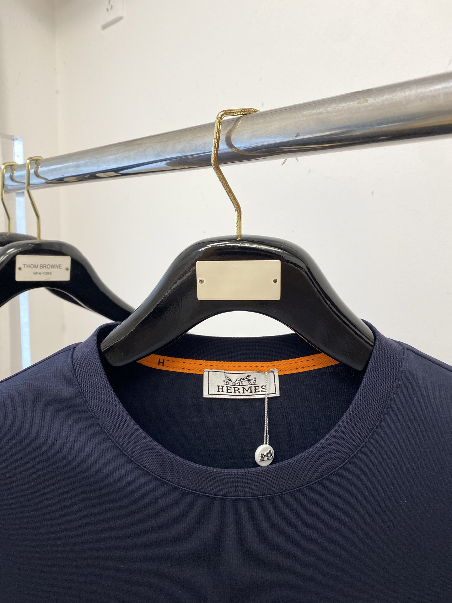 爱马仕、2025最新款长袖，帅气时尚，胸前顶级定织图案logo，简约百搭款。面料棉 不仅挺括，保持潮流的