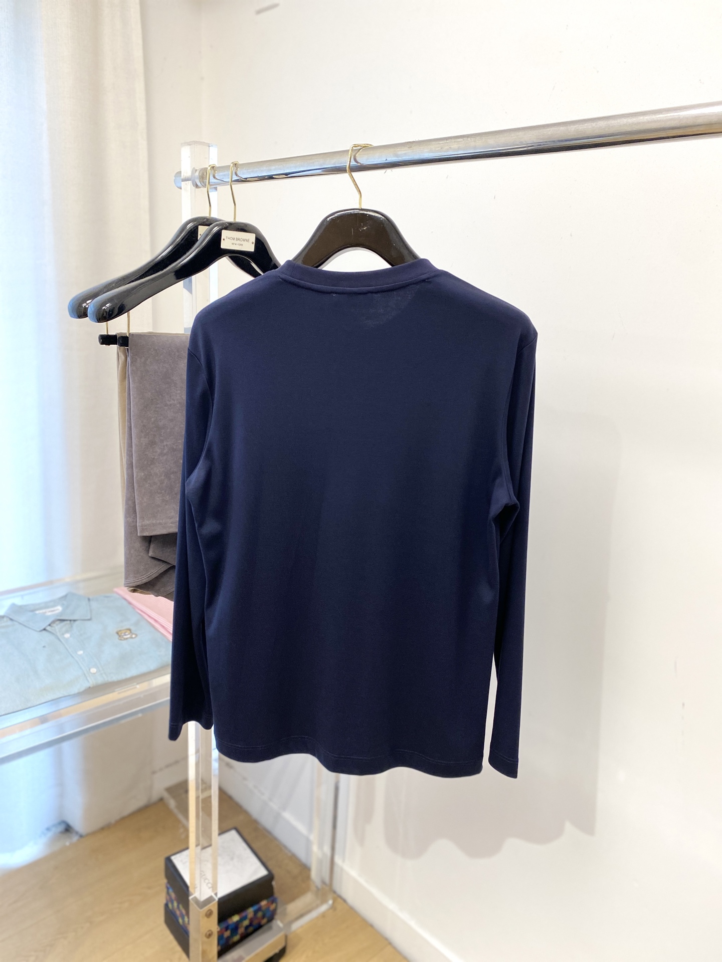 爱马仕、2025最新款长袖，帅气时尚，胸前顶级定织图案logo，简约百搭款。面料棉 不仅挺括，保持潮流的