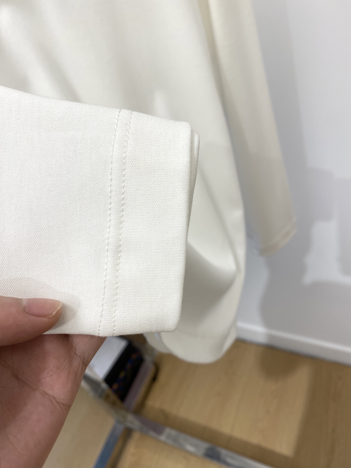 爱马仕、2025最新款长袖，帅气时尚，胸前顶级定织图案logo，简约百搭款。面料棉 不仅挺括，保持潮流的