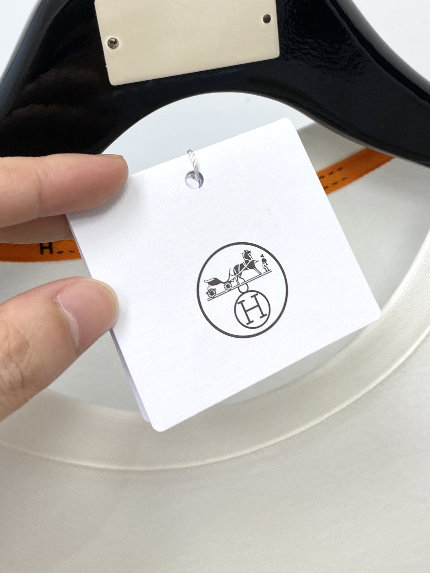 爱马仕、2025最新款长袖，帅气时尚，胸前顶级定织图案logo，简约百搭款。面料棉 不仅挺括，保持潮流的