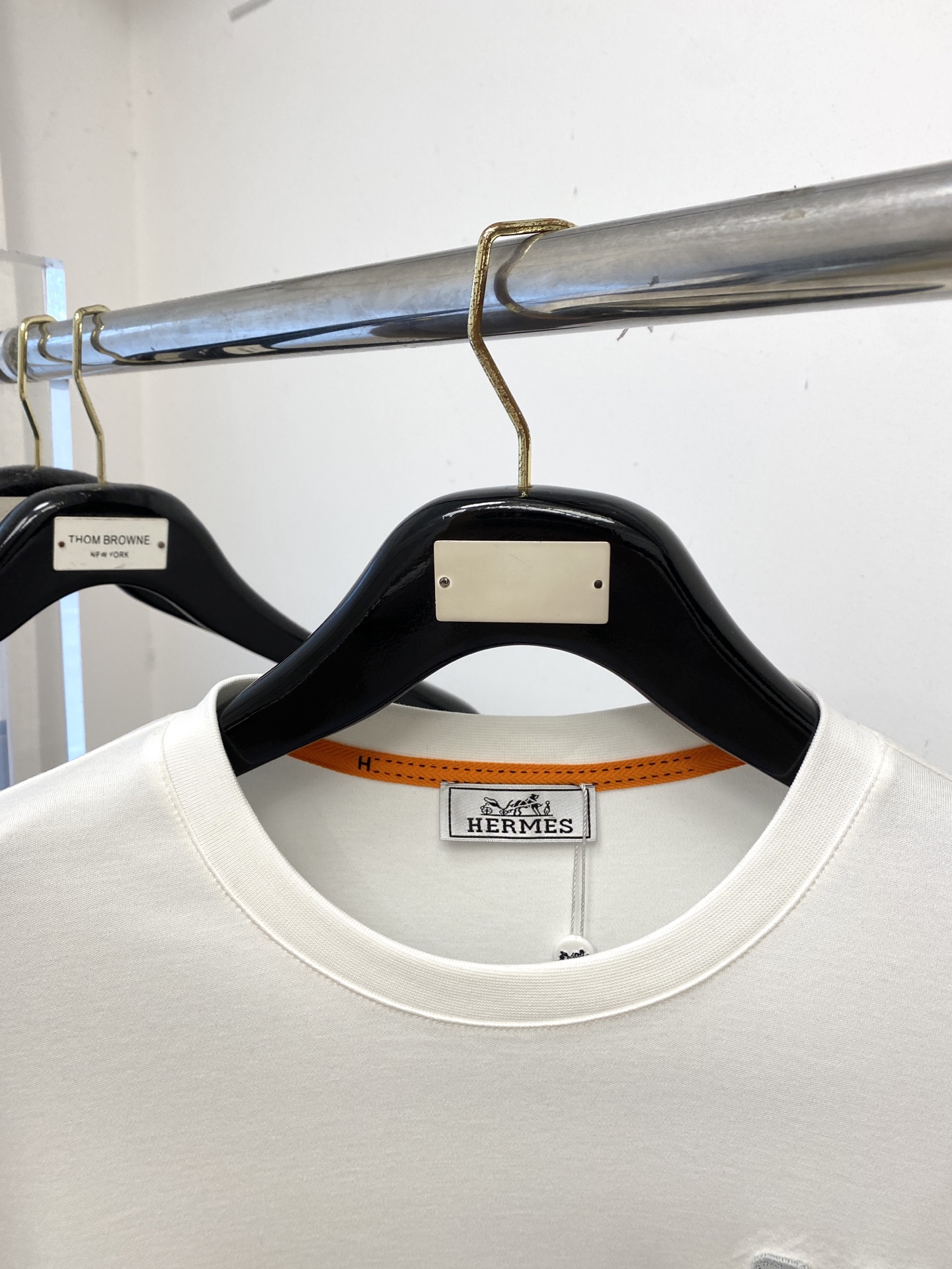 爱马仕、2025最新款长袖，帅气时尚，胸前顶级定织图案logo，简约百搭款。面料棉 不仅挺括，保持潮流的