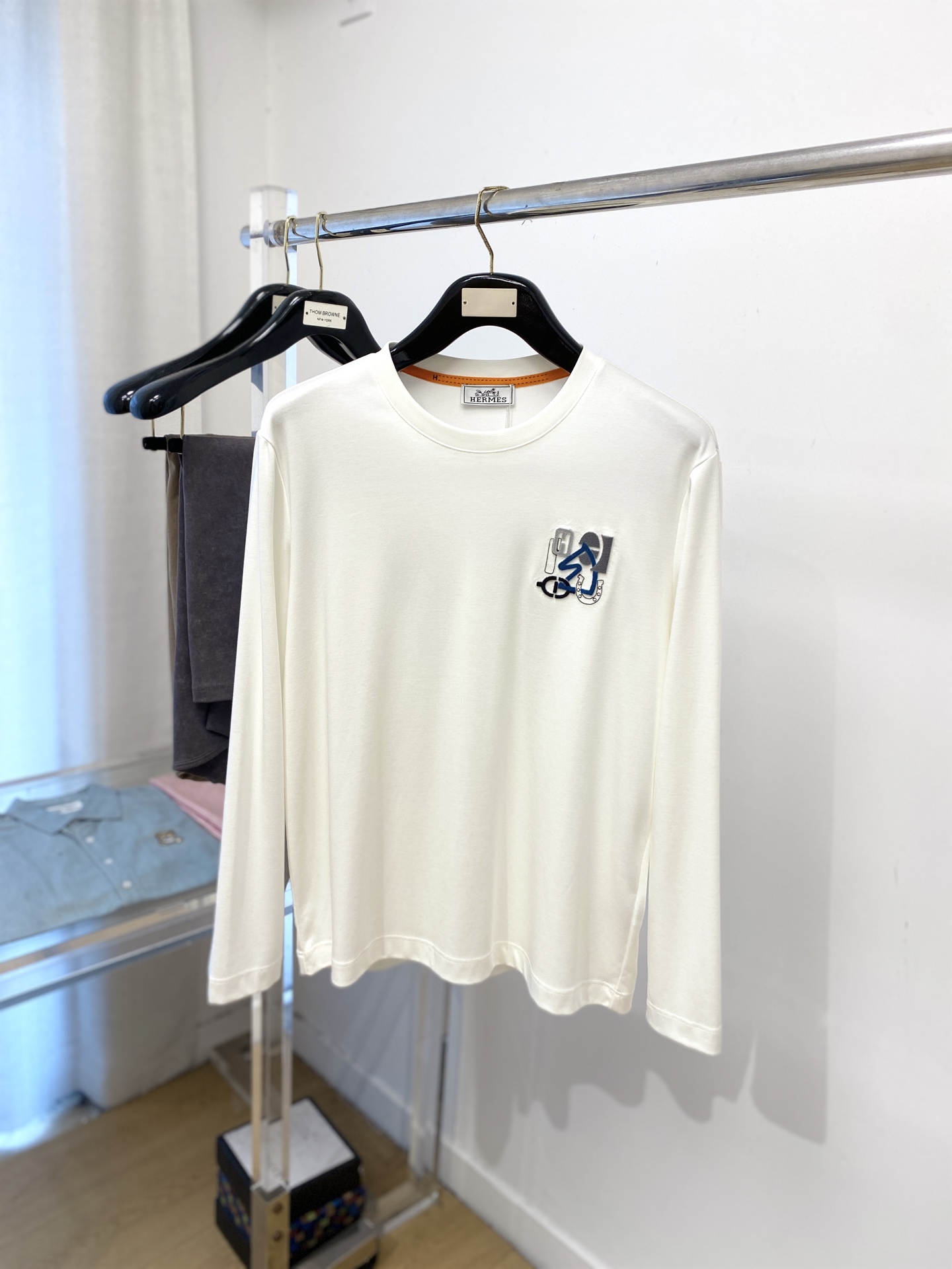 爱马仕、2025最新款长袖，帅气时尚，胸前顶级定织图案logo，简约百搭款。面料棉 不仅挺括，保持潮流的