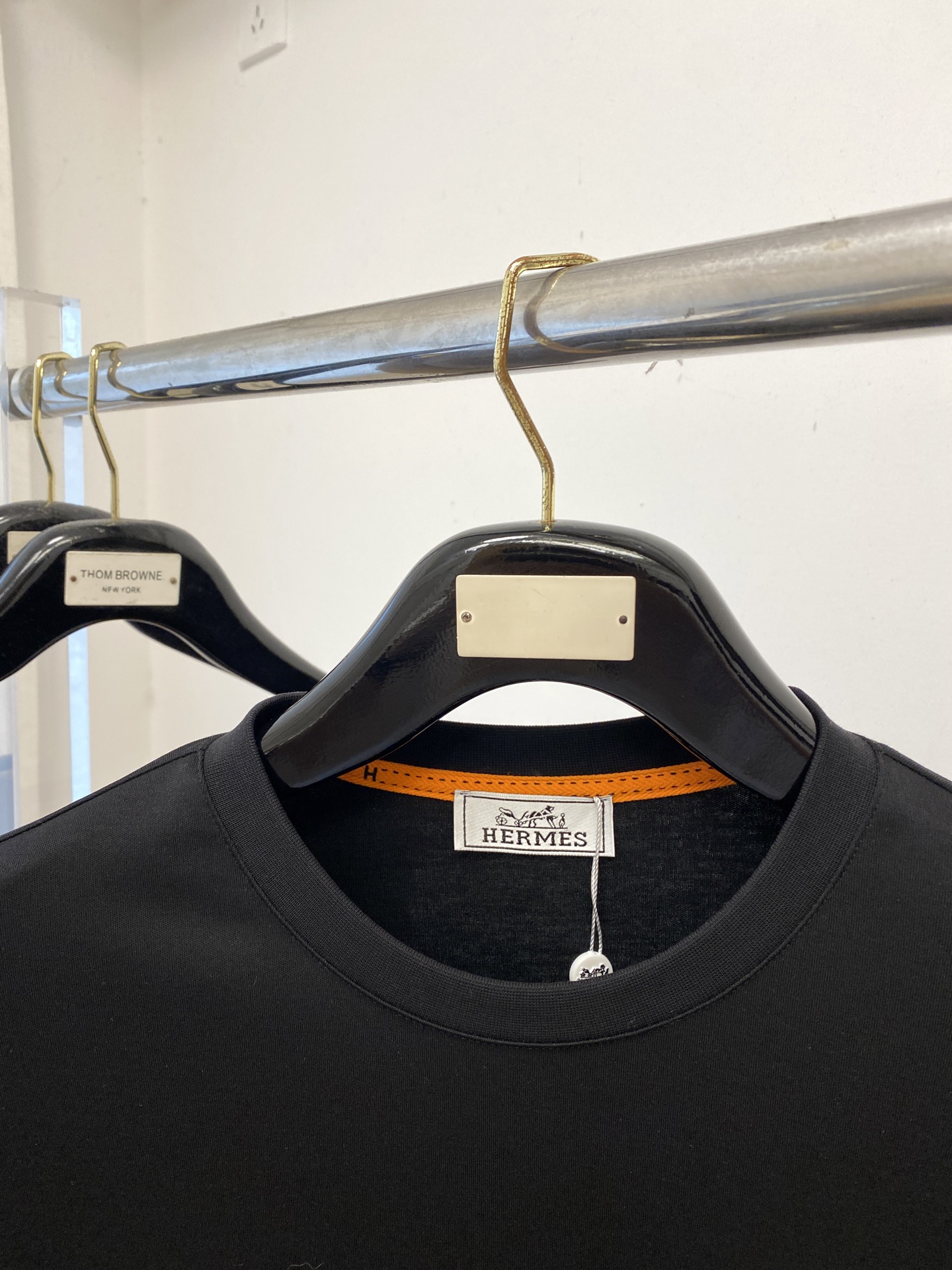 爱马仕、2025最新款长袖，帅气时尚，胸前顶级定织图案logo，简约百搭款。面料棉 不仅挺括，保持潮流的