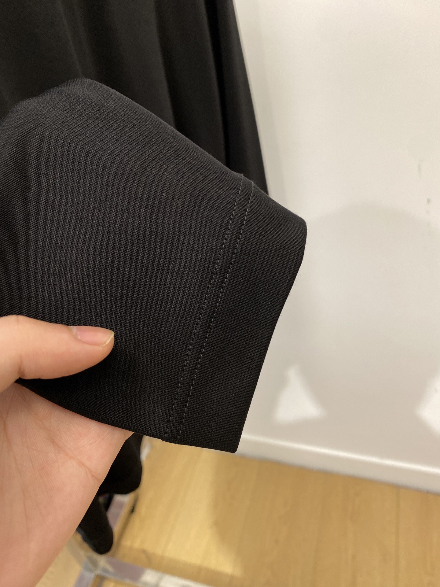 爱马仕、2025最新款长袖，帅气时尚，胸前顶级定织图案logo，简约百搭款。面料棉 不仅挺括，保持潮流的