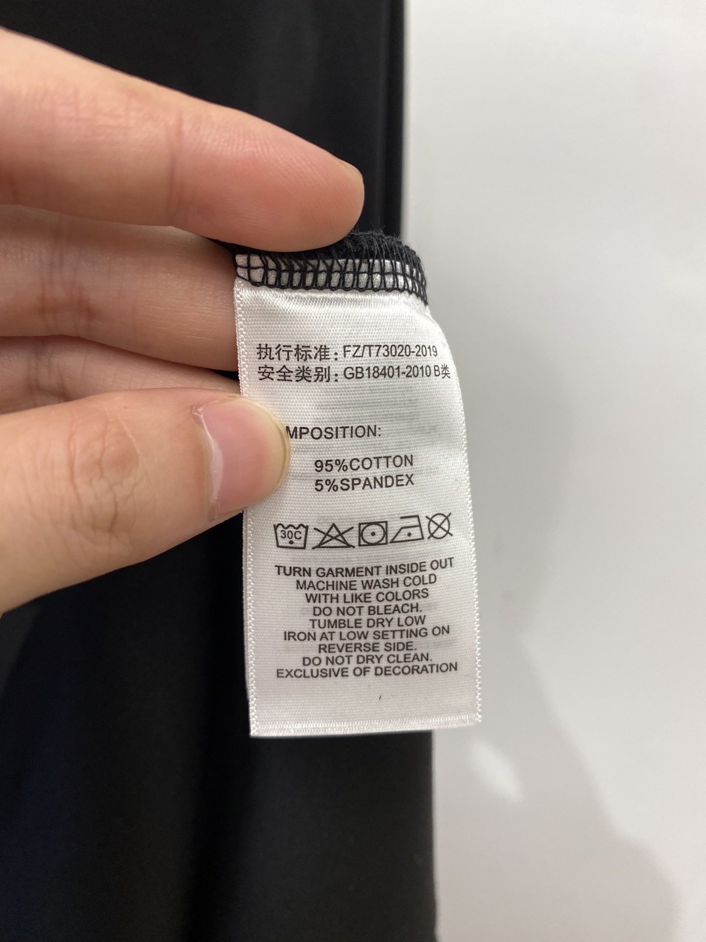 爱马仕、2025最新款长袖，帅气时尚，胸前顶级定织图案logo，简约百搭款。面料棉 不仅挺括，保持潮流的