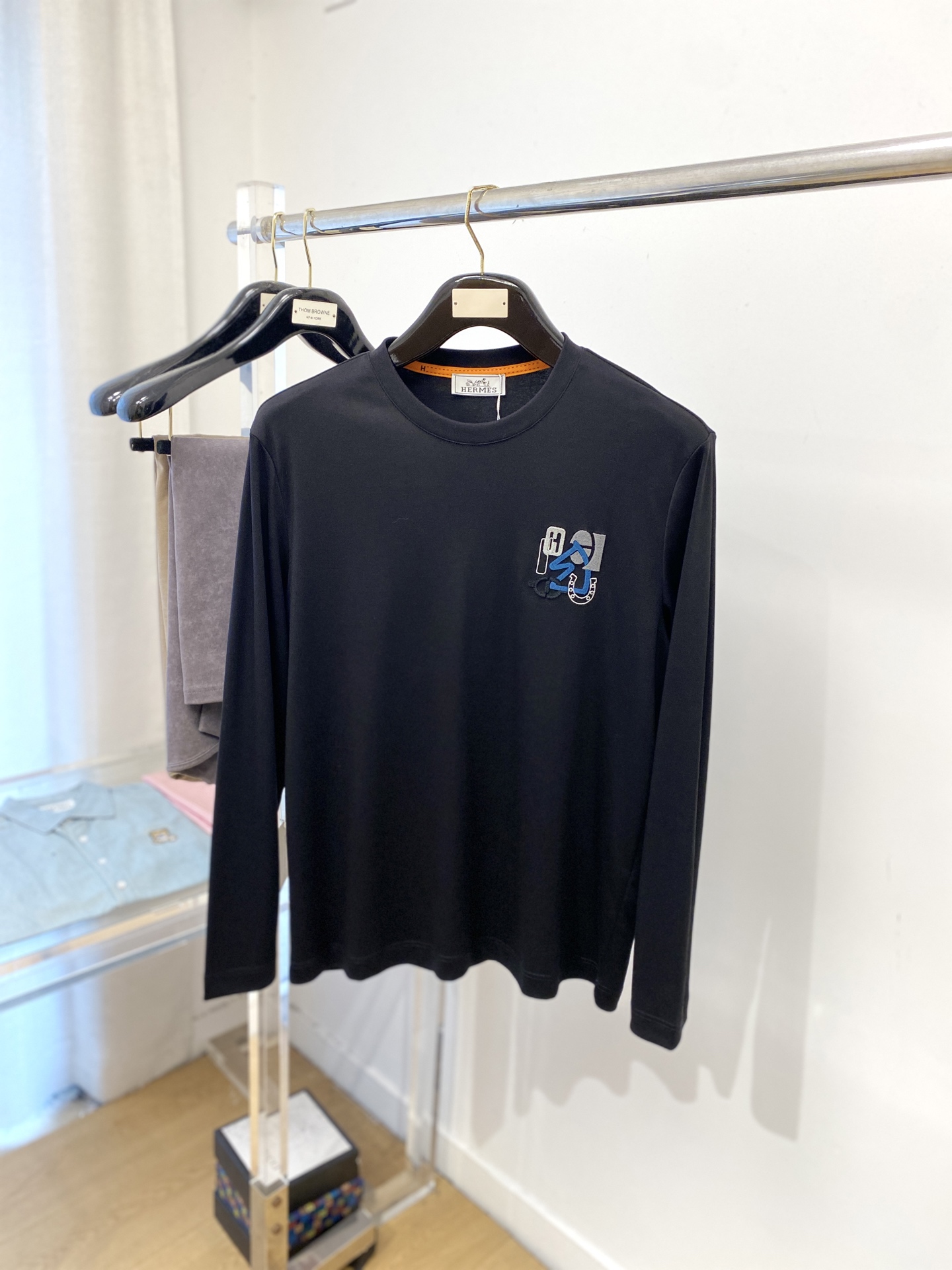 爱马仕、2025最新款长袖，帅气时尚，胸前顶级定织图案logo，简约百搭款。面料棉 不仅挺括，保持潮流的