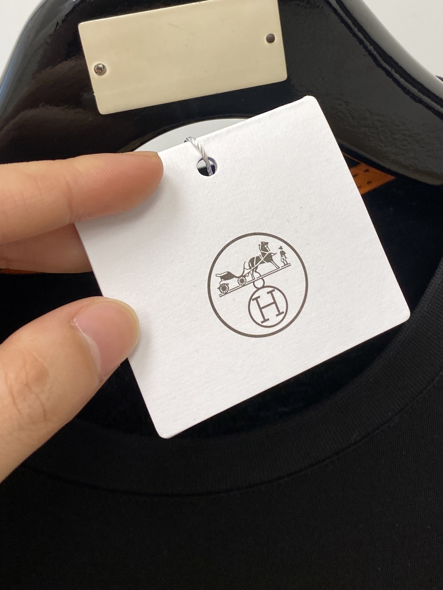 爱马仕、2025最新款长袖，帅气时尚，胸前顶级定织图案logo，简约百搭款。面料棉 不仅挺括，保持潮流的