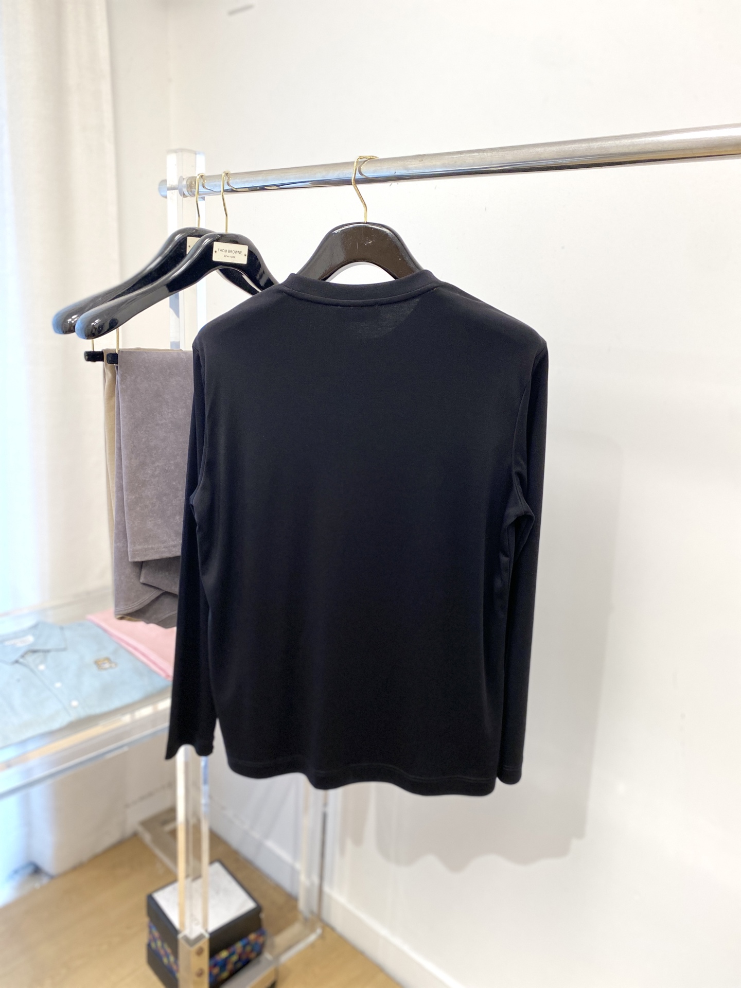 爱马仕、2025最新款长袖，帅气时尚，胸前顶级定织图案logo，简约百搭款。面料棉 不仅挺括，保持潮流的