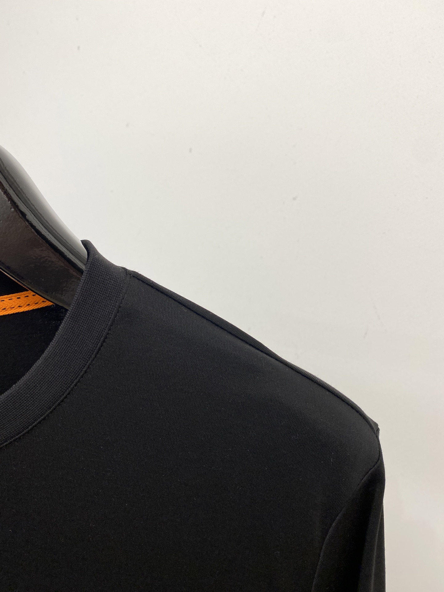 爱马仕、2025最新款长袖，帅气时尚，胸前顶级定织图案logo，简约百搭款。面料棉 不仅挺括，保持潮流的