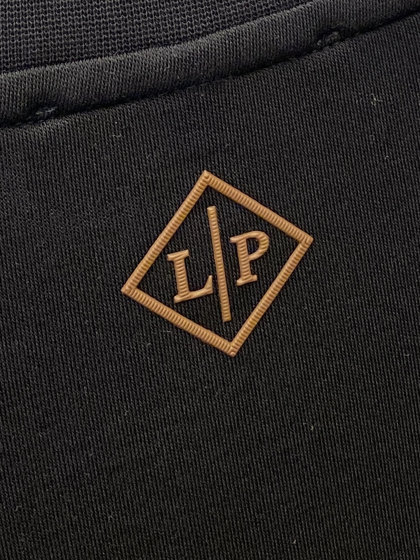 lP🆕、2025最新款长袖，帅气时尚，胸前顶级设计凹凸字母图案logo，简约百搭款。面料棉 不仅挺括，保