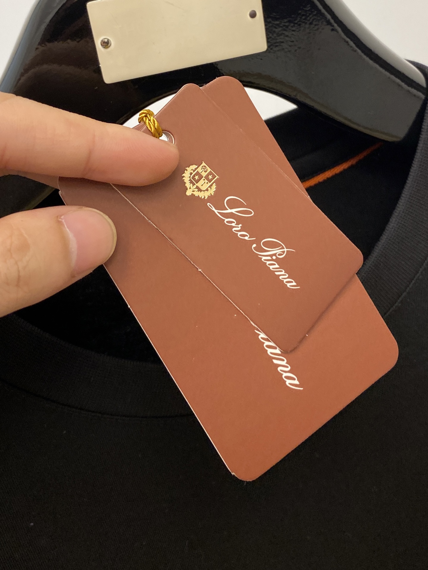 lP🆕、2025最新款长袖，帅气时尚，胸前顶级设计凹凸字母图案logo，简约百搭款。面料棉 不仅挺括，保