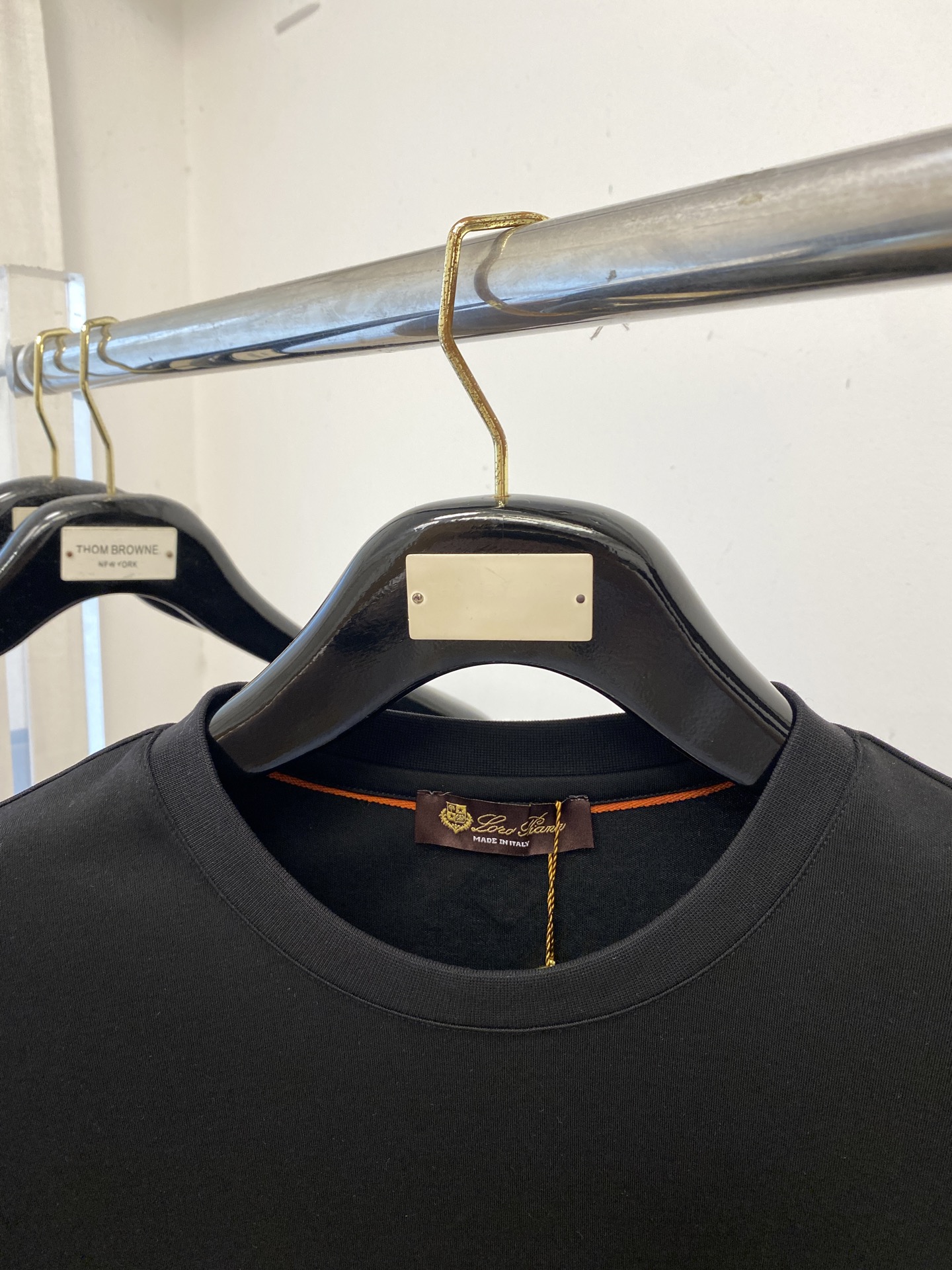 lP🆕、2025最新款长袖，帅气时尚，胸前顶级设计凹凸字母图案logo，简约百搭款。面料棉 不仅挺括，保