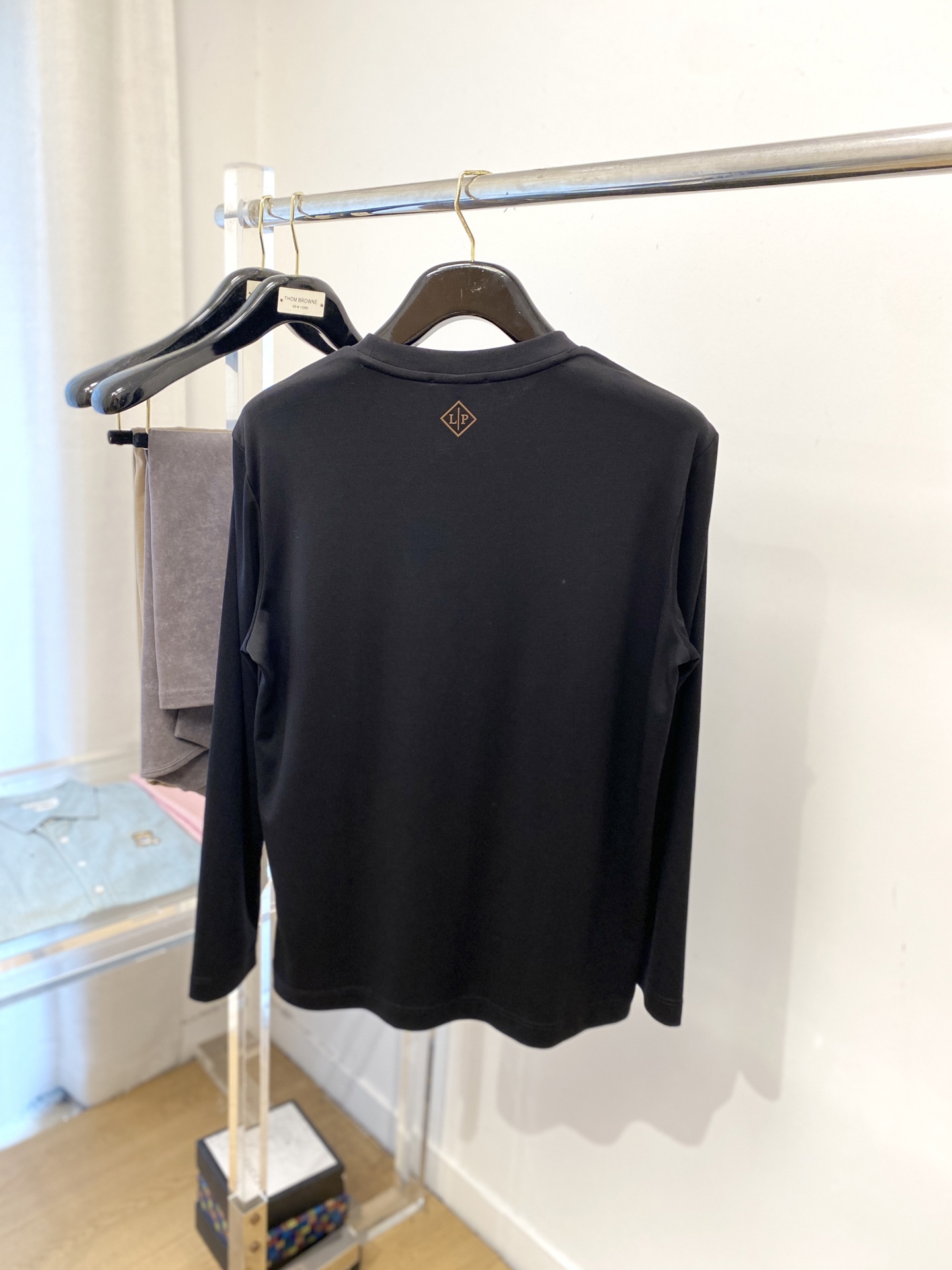 lP🆕、2025最新款长袖，帅气时尚，胸前顶级设计凹凸字母图案logo，简约百搭款。面料棉 不仅挺括，保