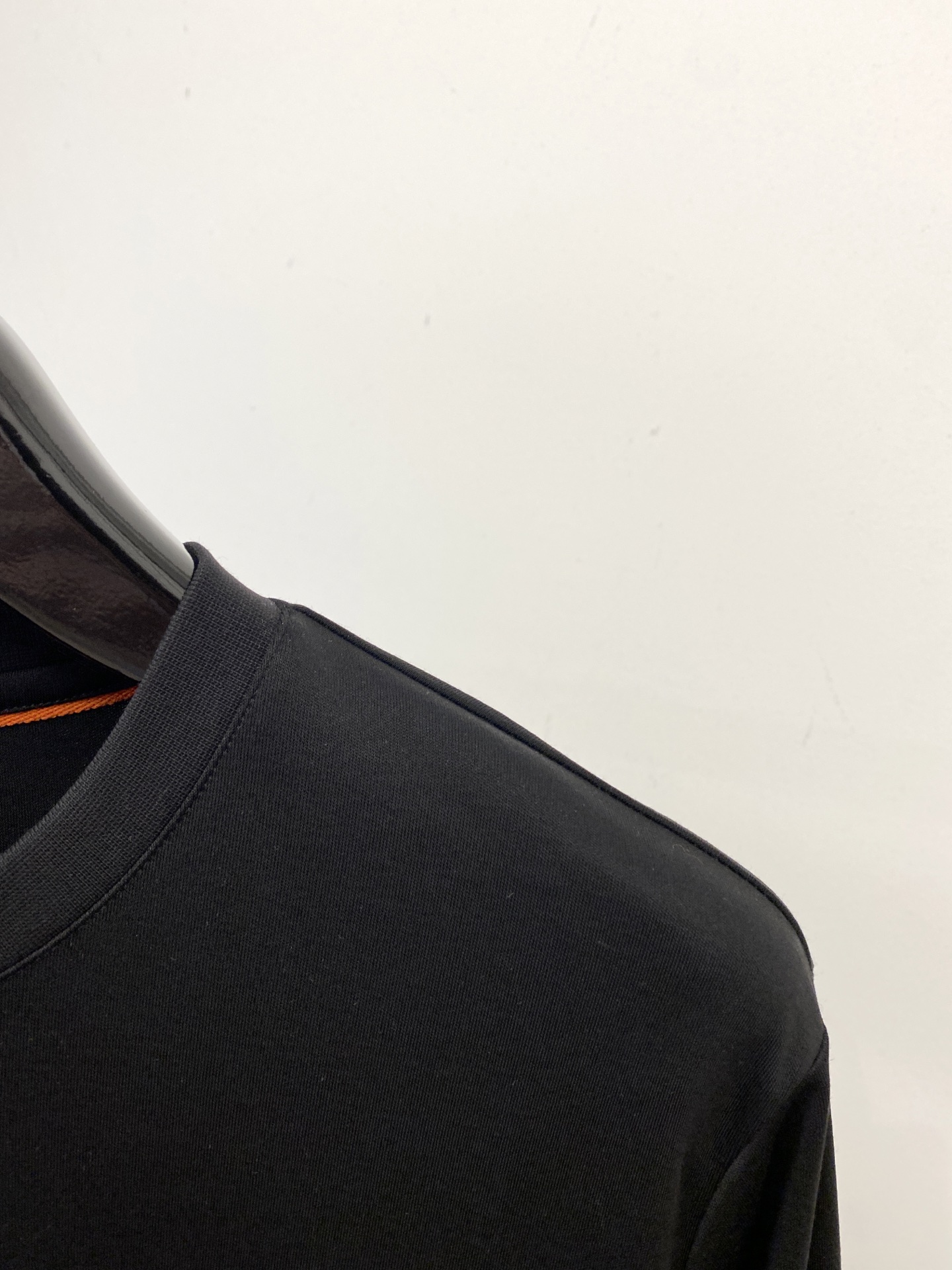 lP🆕、2025最新款长袖，帅气时尚，胸前顶级设计凹凸字母图案logo，简约百搭款。面料棉 不仅挺括，保