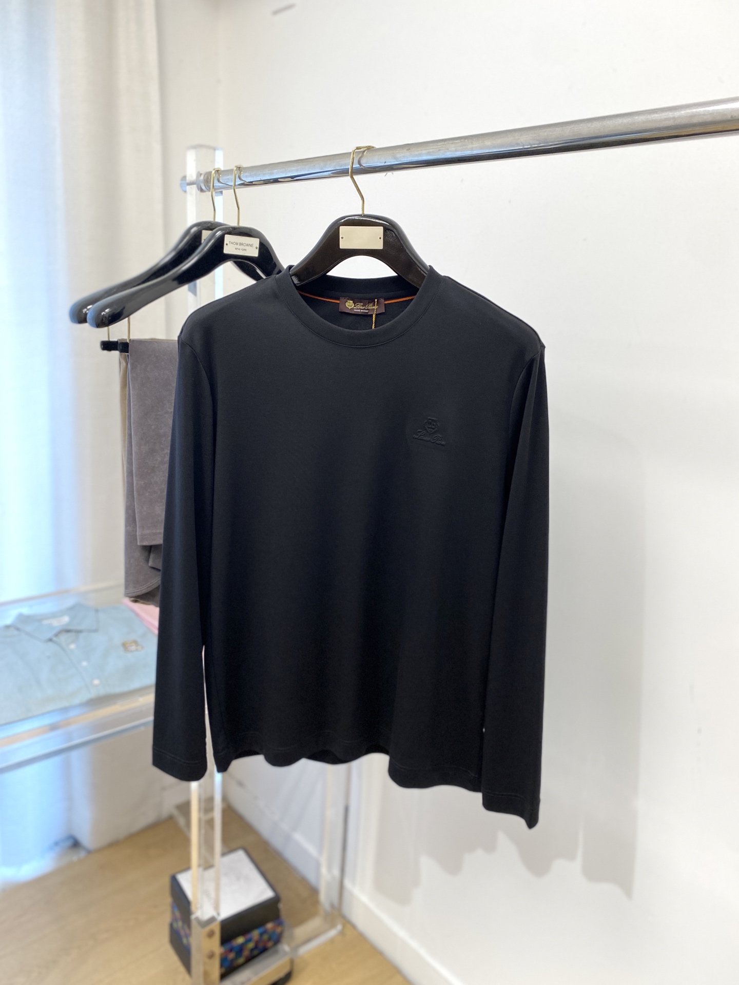 NO:563607,LP, the latest 2025 long-sleeved model, handsome and fashionable, top-notch design with embossed letter pattern logo on the chest, simple and versatile. The fabric is cotton. It is not only crisp and maintains the trendy silhouette, but also comfortable to wear. The yarn is more delicate. Size M-4XL, loro piana, alexander wang19860909LP、2025最新款长袖,帅气时尚,胸前顶级设计凹凸字母图案logo,简约百搭款.面料棉 不仅挺括,保持潮流的廓形,又穿着舒适,纱织更细腻,码数M-4XL,,loro piana,alexander wang,Men's clothing