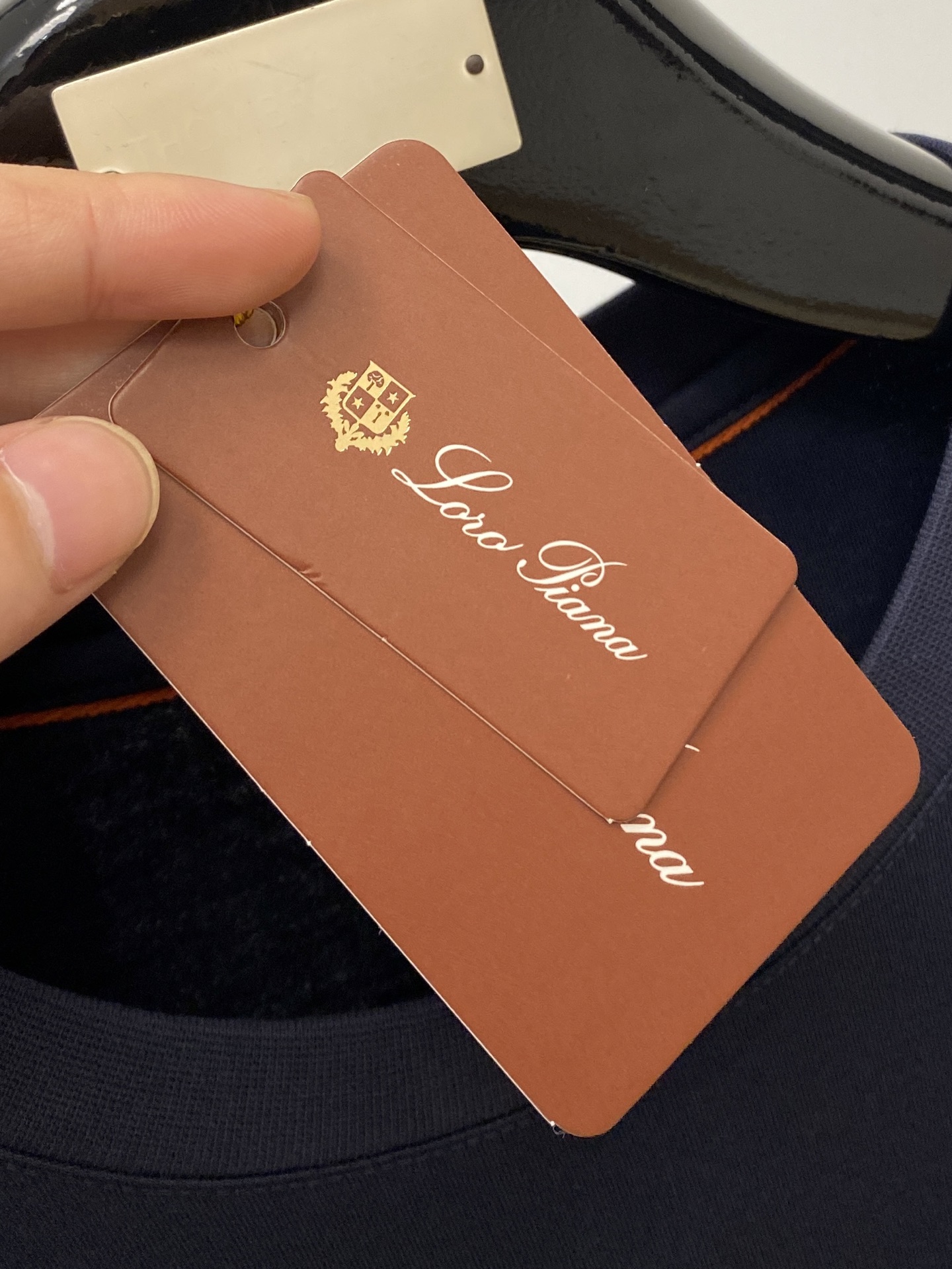 lP🆕、2025最新款长袖，帅气时尚，胸前顶级设计凹凸字母图案logo，简约百搭款。面料棉 不仅挺括，保