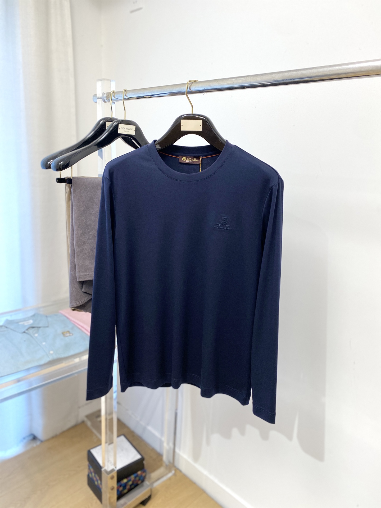 lP🆕、2025最新款长袖，帅气时尚，胸前顶级设计凹凸字母图案logo，简约百搭款。面料棉 不仅挺括，保