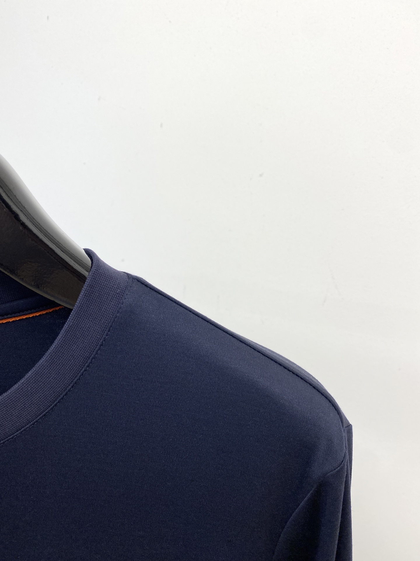 lP🆕、2025最新款长袖，帅气时尚，胸前顶级设计凹凸字母图案logo，简约百搭款。面料棉 不仅挺括，保